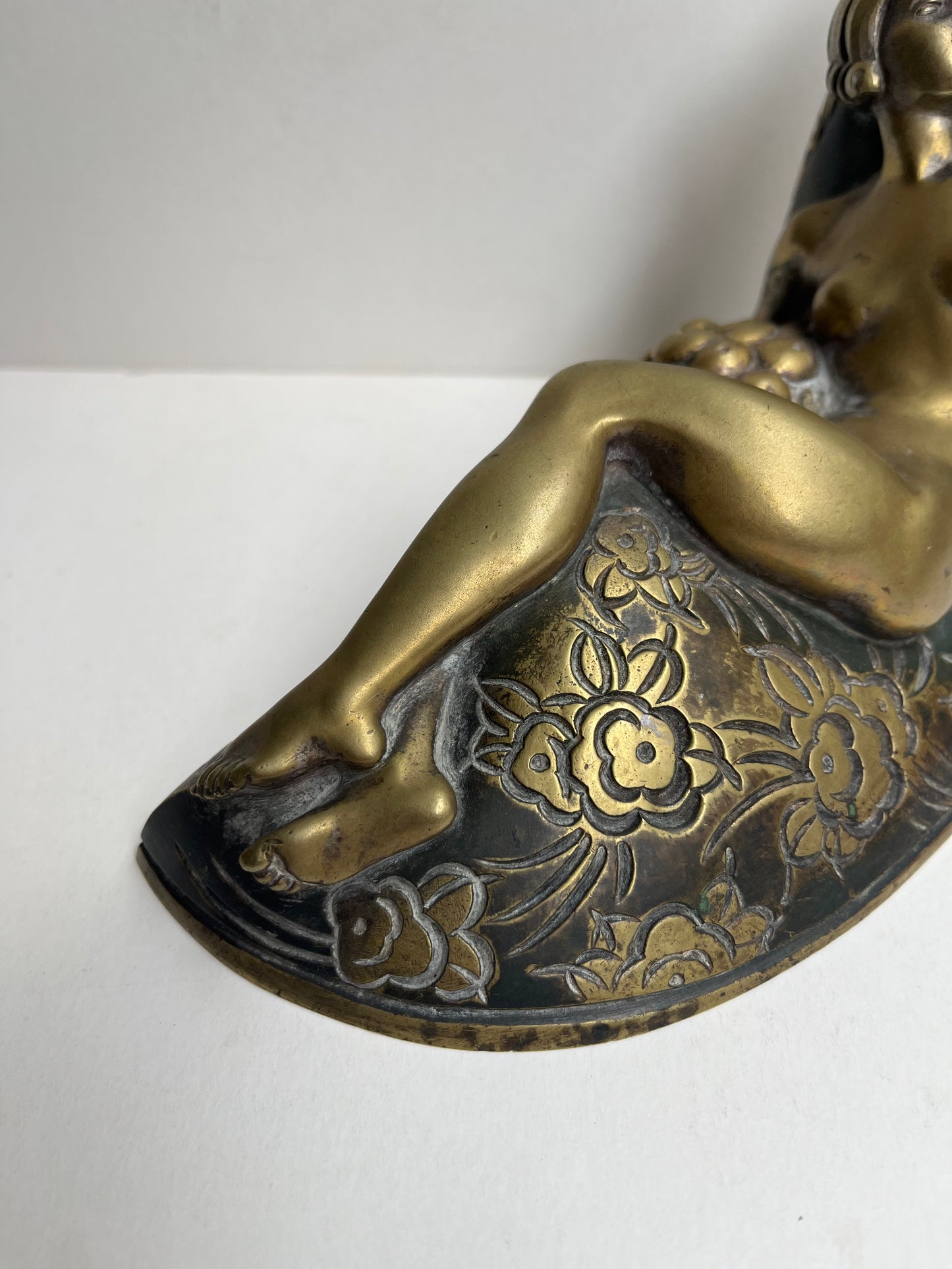 Paire de serre livre en bronze par LOUIS LEYGUE (1905-1992)« jeunes femmes cueillant une pomme »
