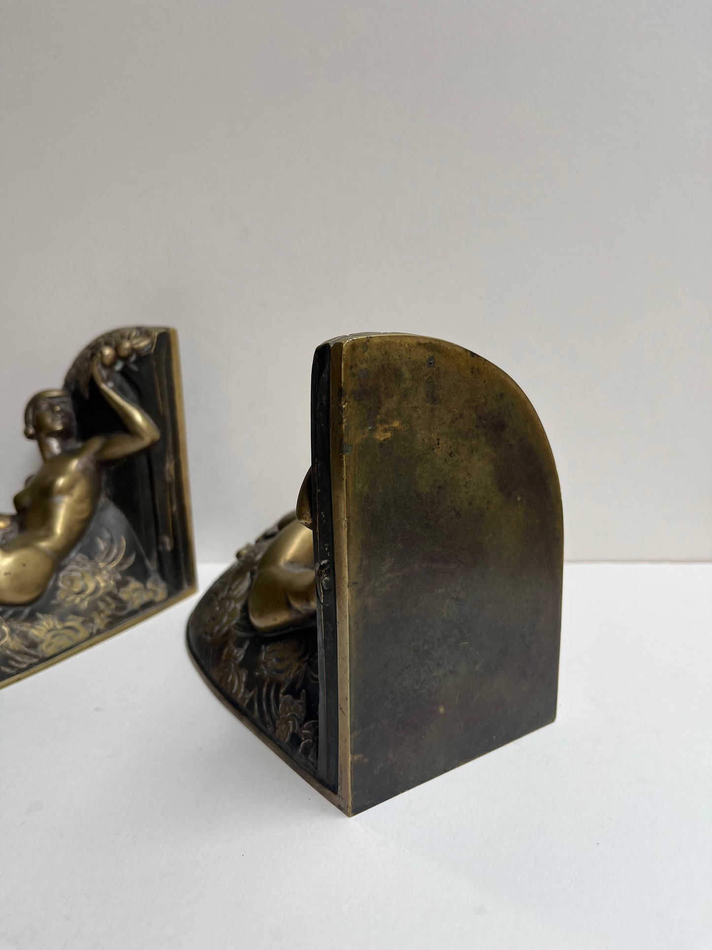 Paire de serre livre en bronze par LOUIS LEYGUE (1905-1992)« jeunes femmes cueillant une pomme »