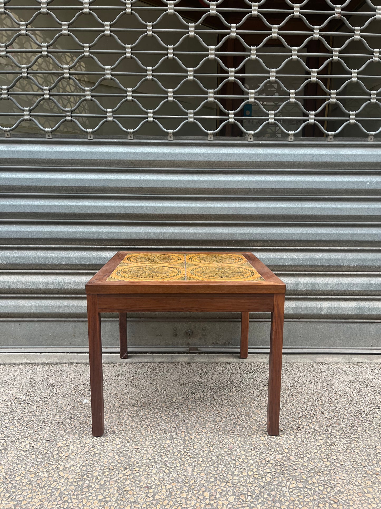 Table basse carrée palissandre vintage avec céramique