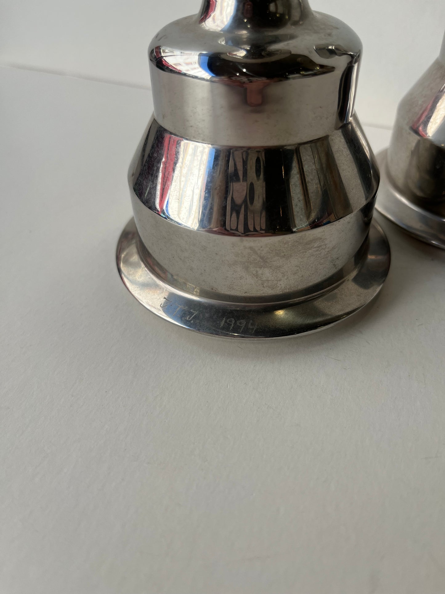 Paire de bougeoirs lestés en aluminium