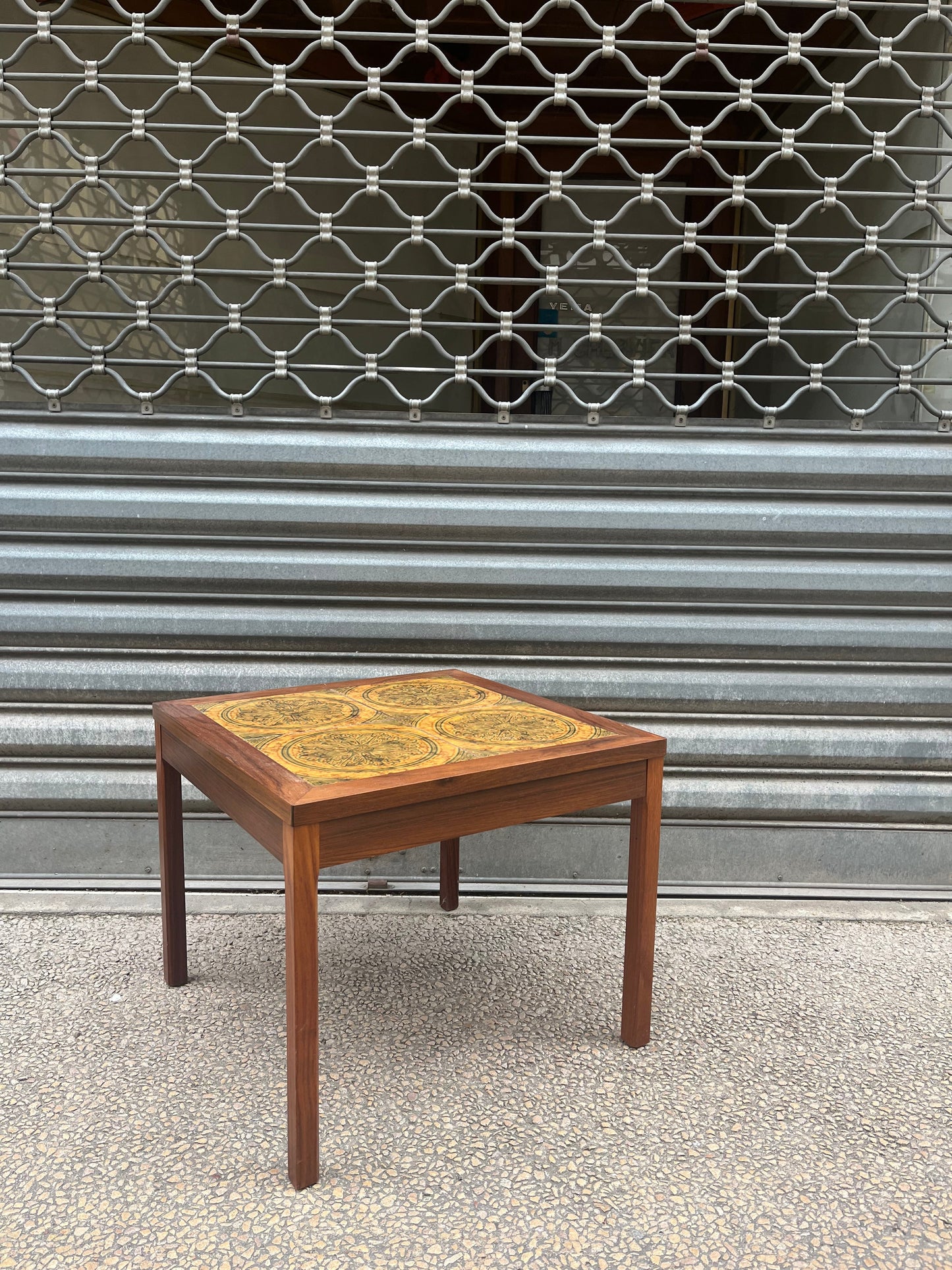 Table basse carrée palissandre vintage avec céramique