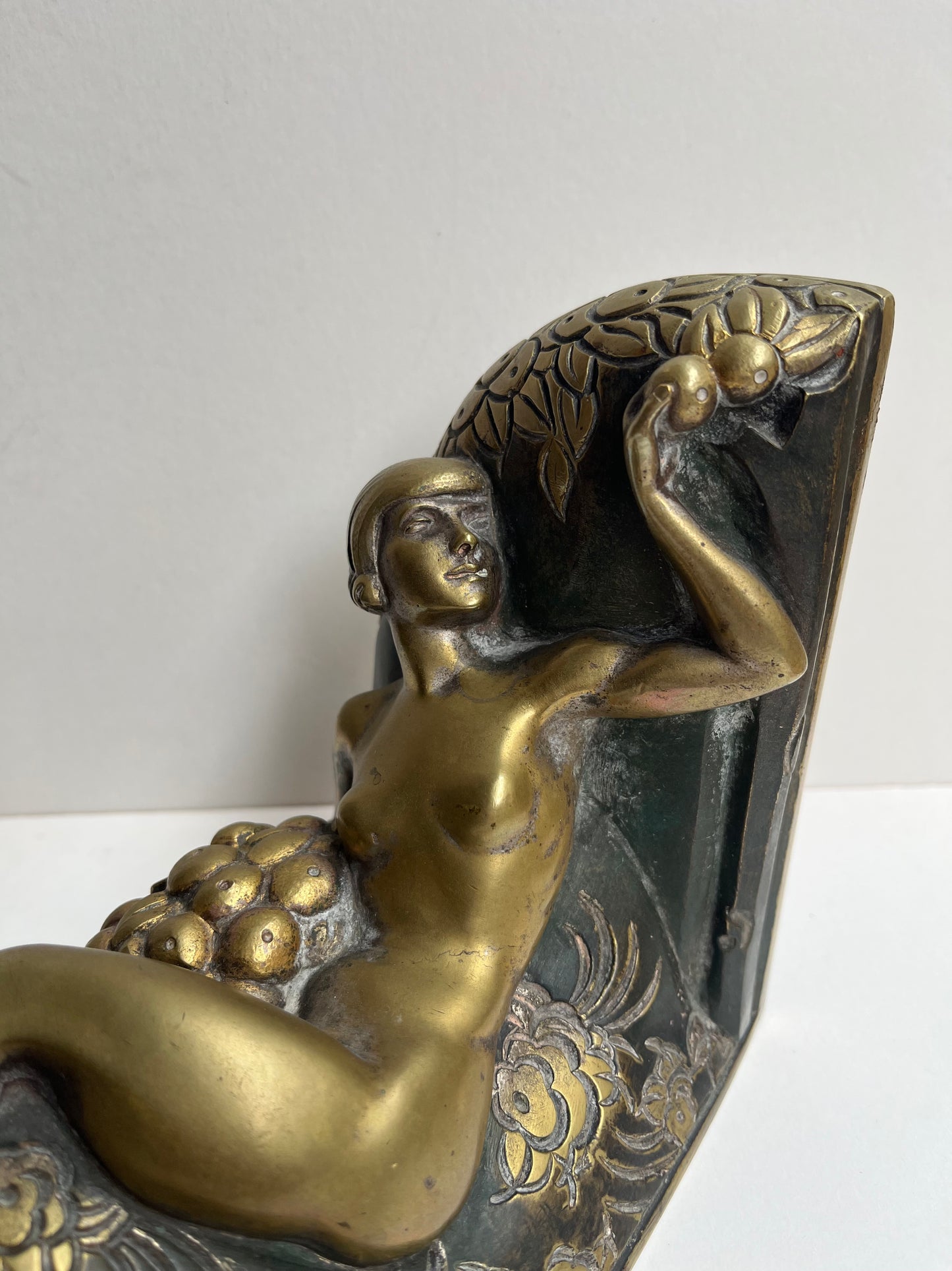 Paire de serre livre en bronze par LOUIS LEYGUE (1905-1992)« jeunes femmes cueillant une pomme »