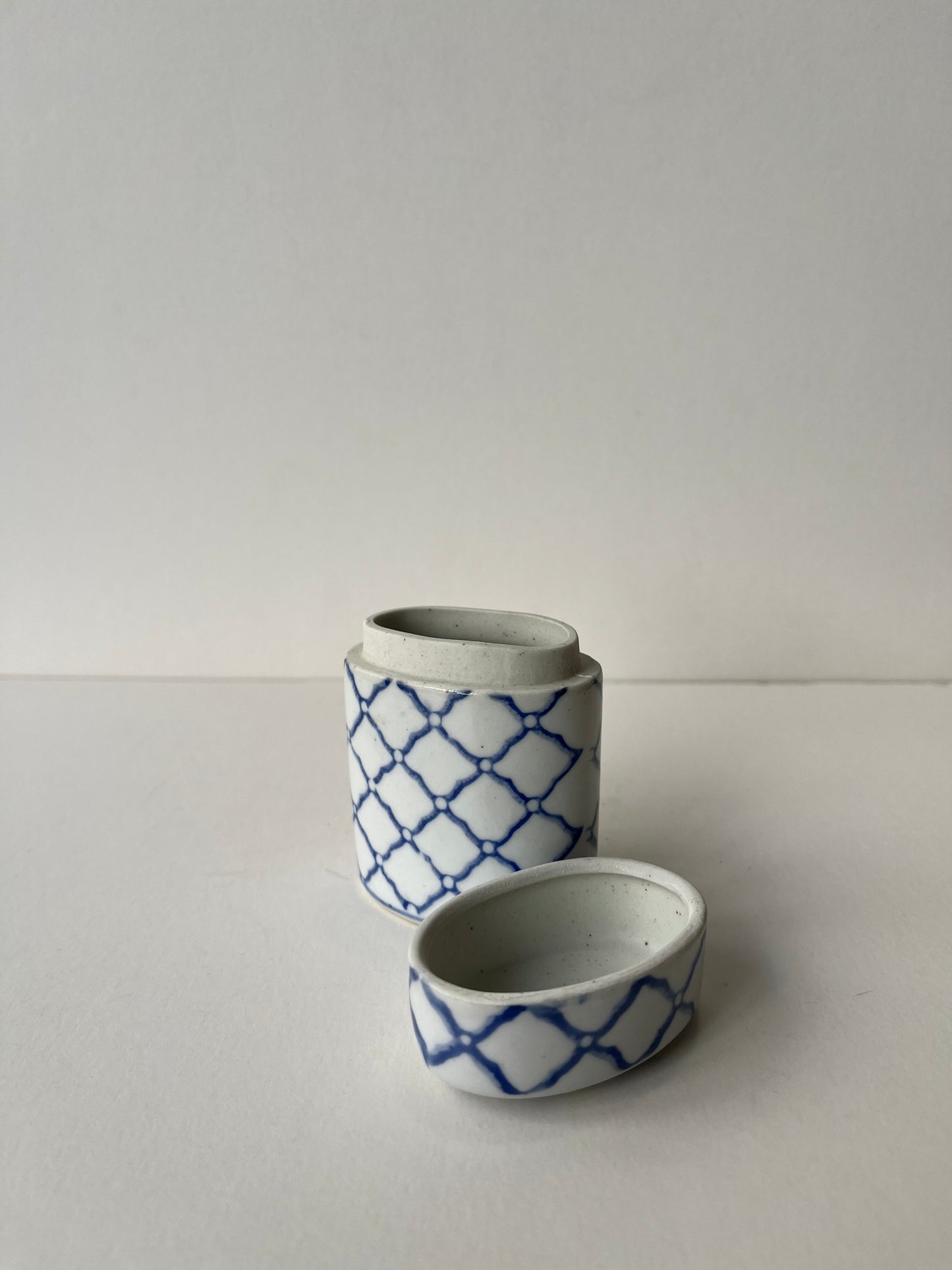 Boîte en porcelaine peinte à la main