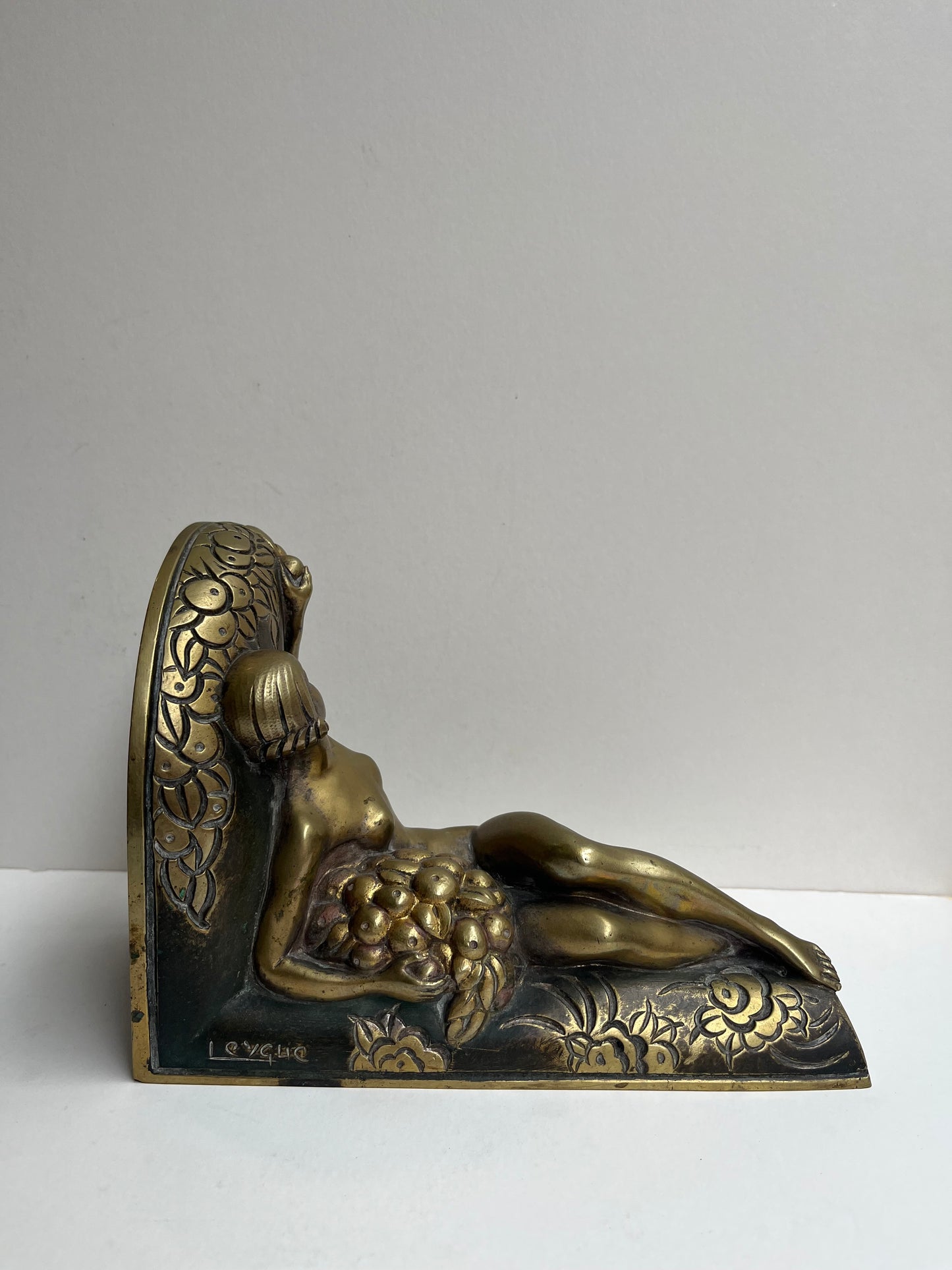 Paire de serre livre en bronze par LOUIS LEYGUE (1905-1992)« jeunes femmes cueillant une pomme »
