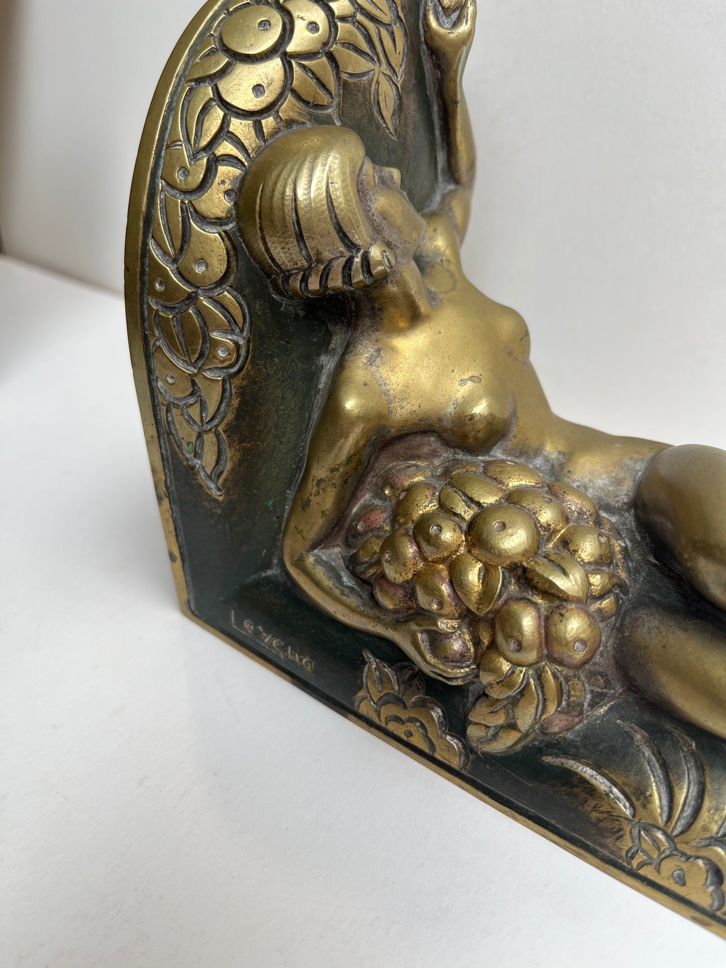 Paire de serre livre en bronze par LOUIS LEYGUE (1905-1992)« jeunes femmes cueillant une pomme »
