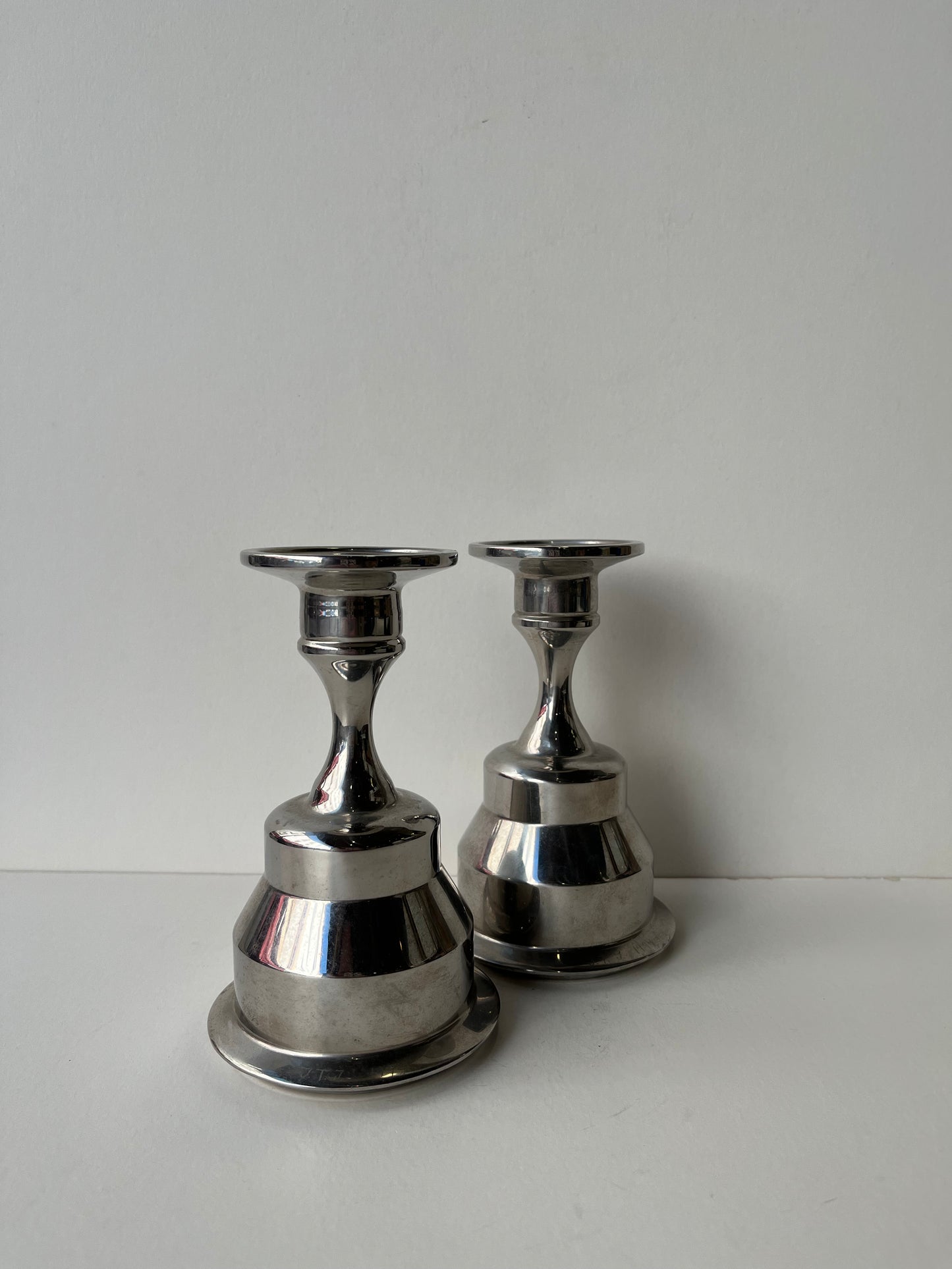 Paire de bougeoirs lestés en aluminium