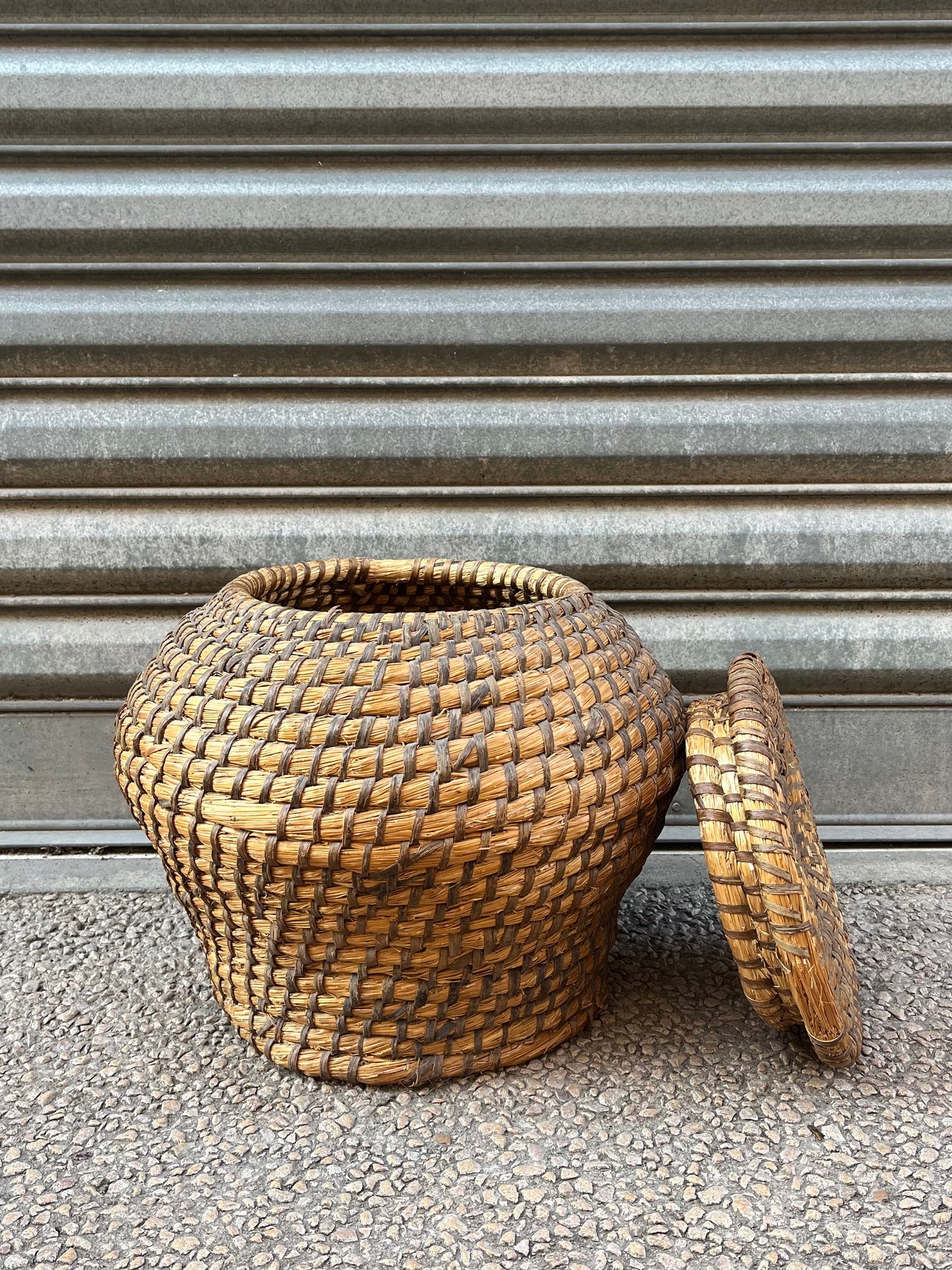 Grand panier en ronce et paille vintage