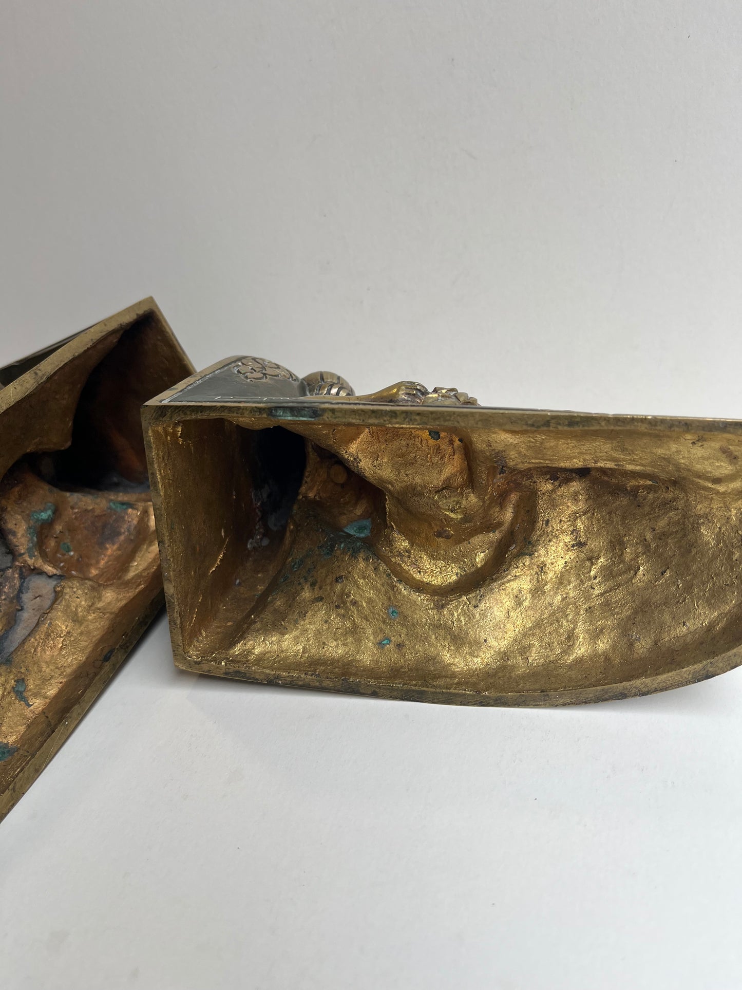 Paire de serre livre en bronze par LOUIS LEYGUE (1905-1992)« jeunes femmes cueillant une pomme »