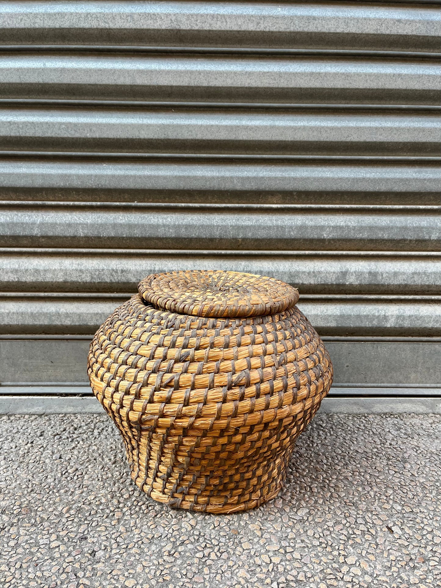 Grand panier en ronce et paille vintage