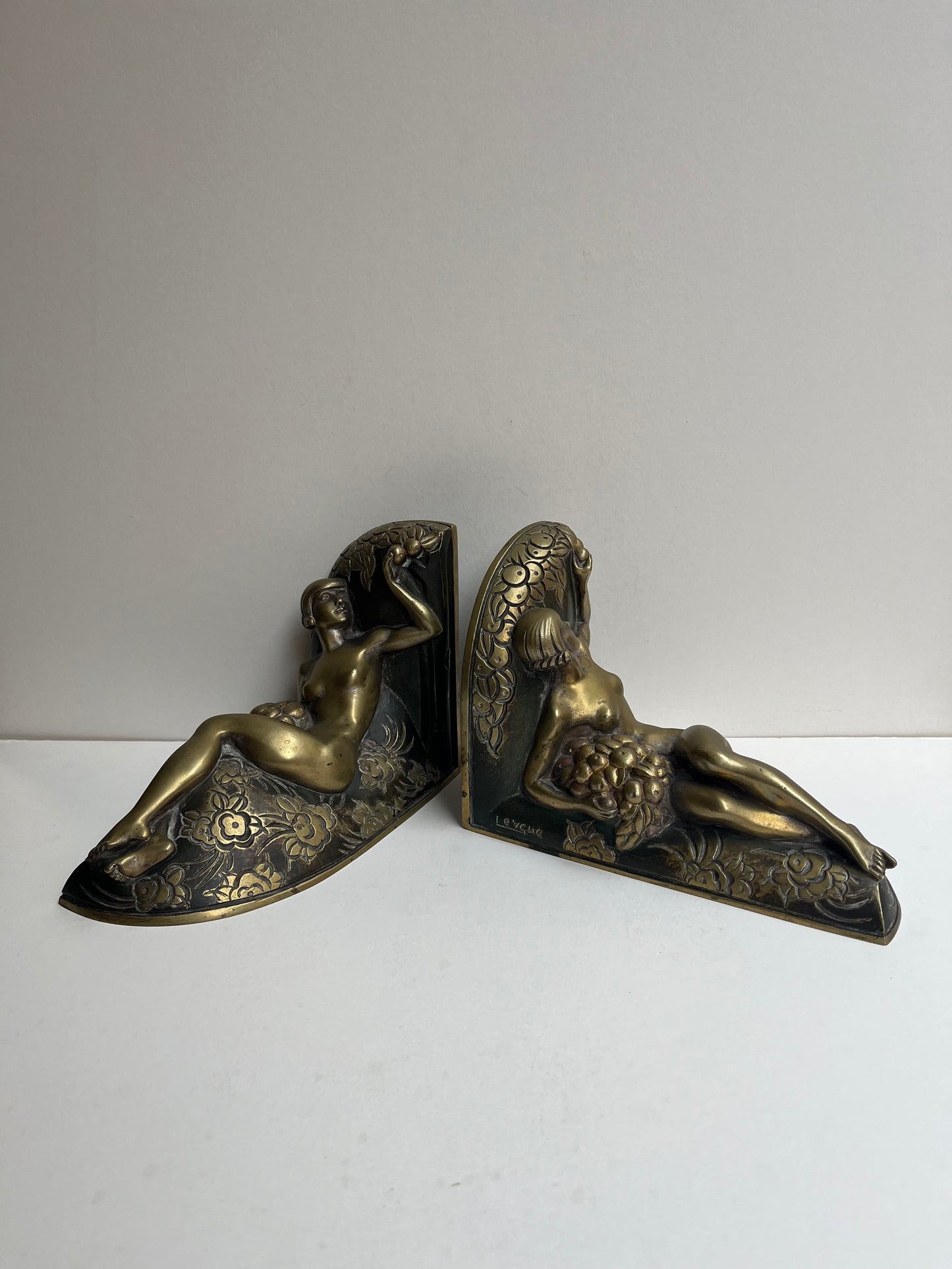 Paire de serre livre en bronze par LOUIS LEYGUE (1905-1992)« jeunes femmes cueillant une pomme »