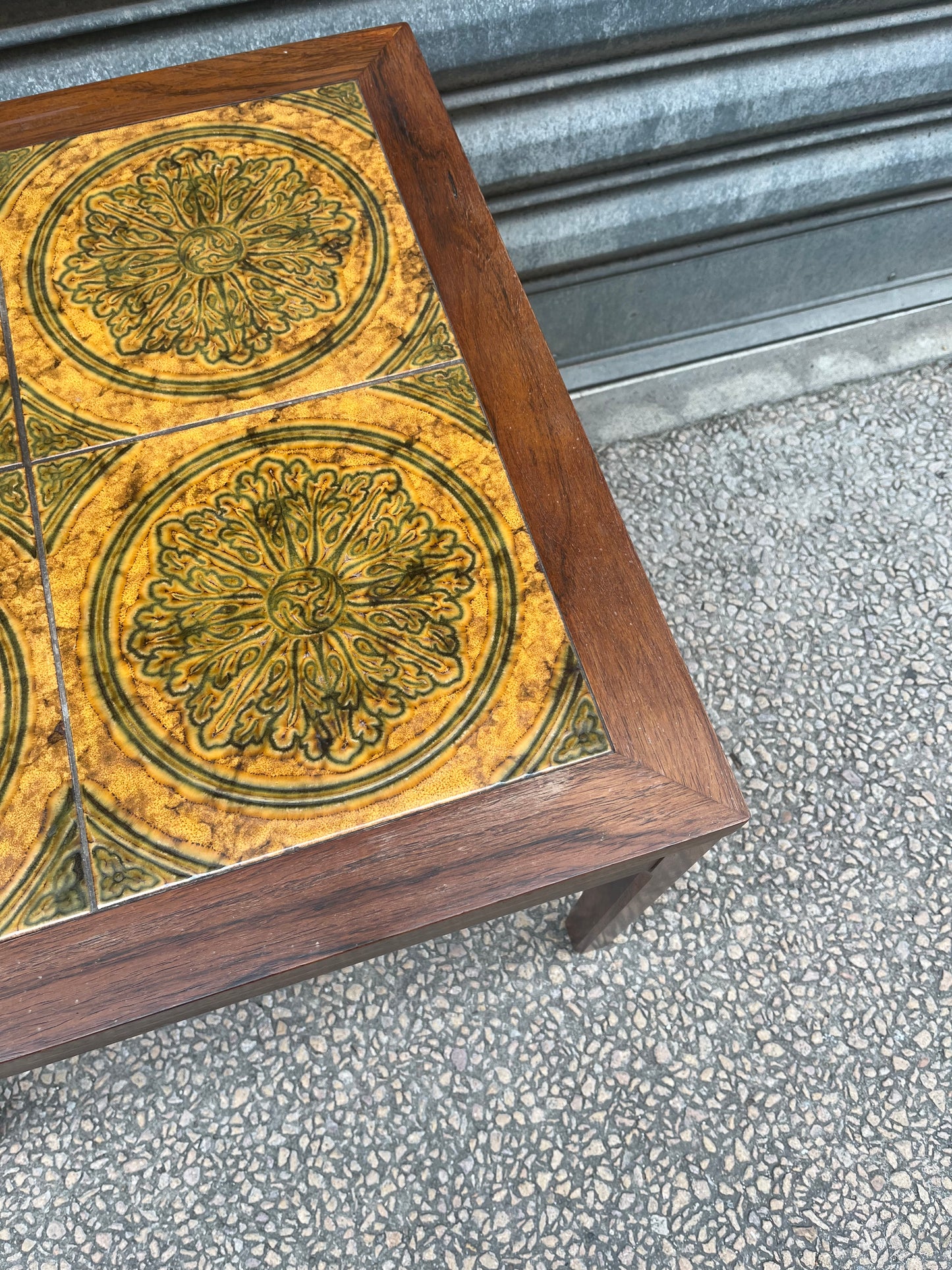 Table basse carrée palissandre vintage avec céramique