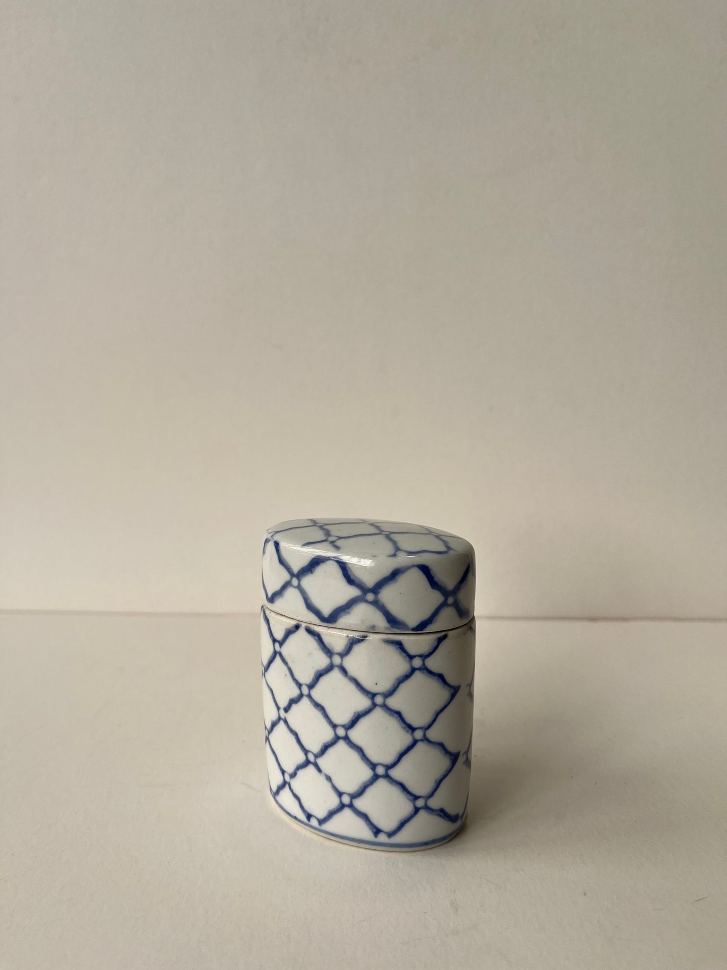 Boîte en porcelaine peinte à la main
