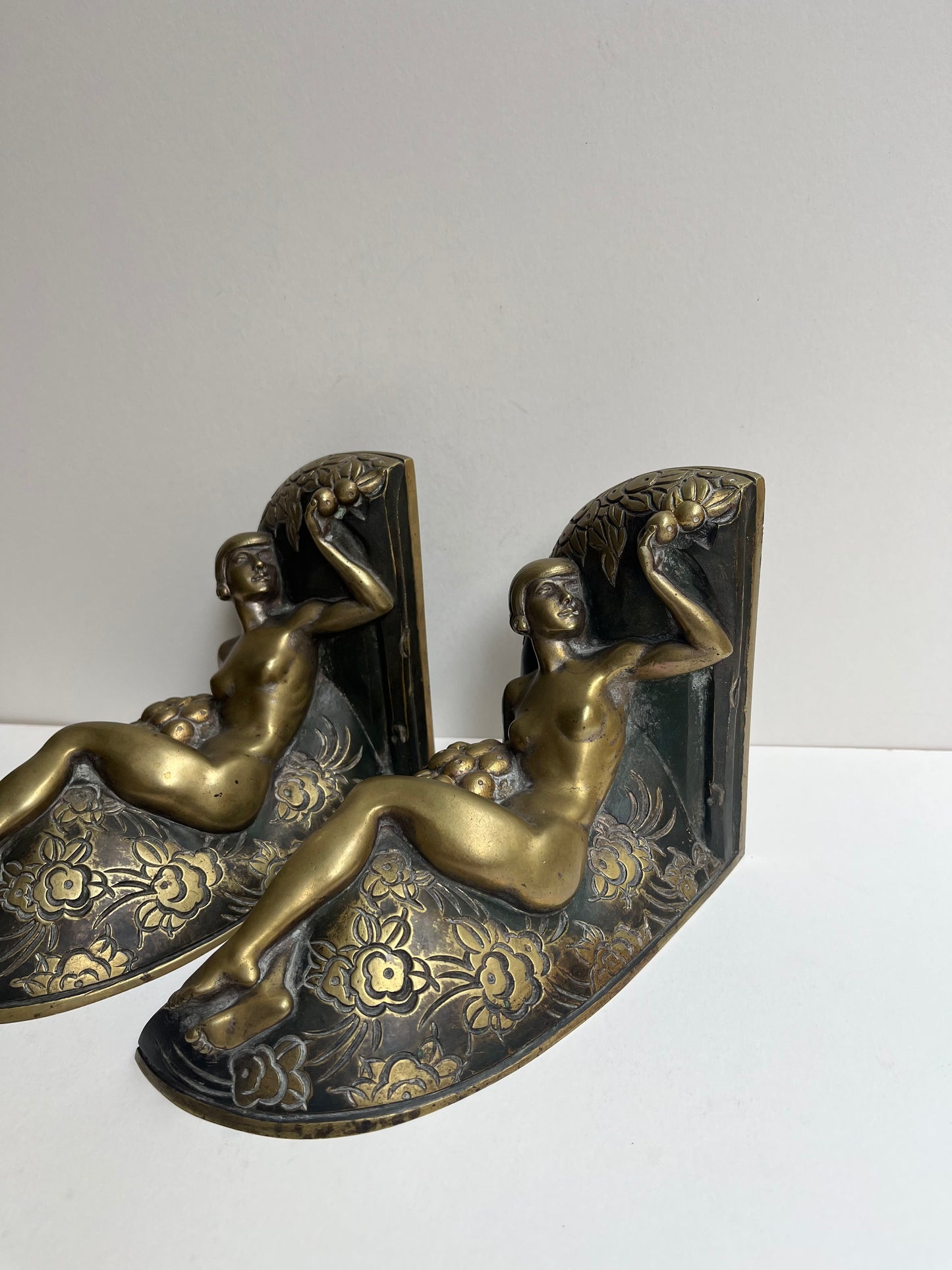 Paire de serre livre en bronze par LOUIS LEYGUE (1905-1992)« jeunes femmes cueillant une pomme »
