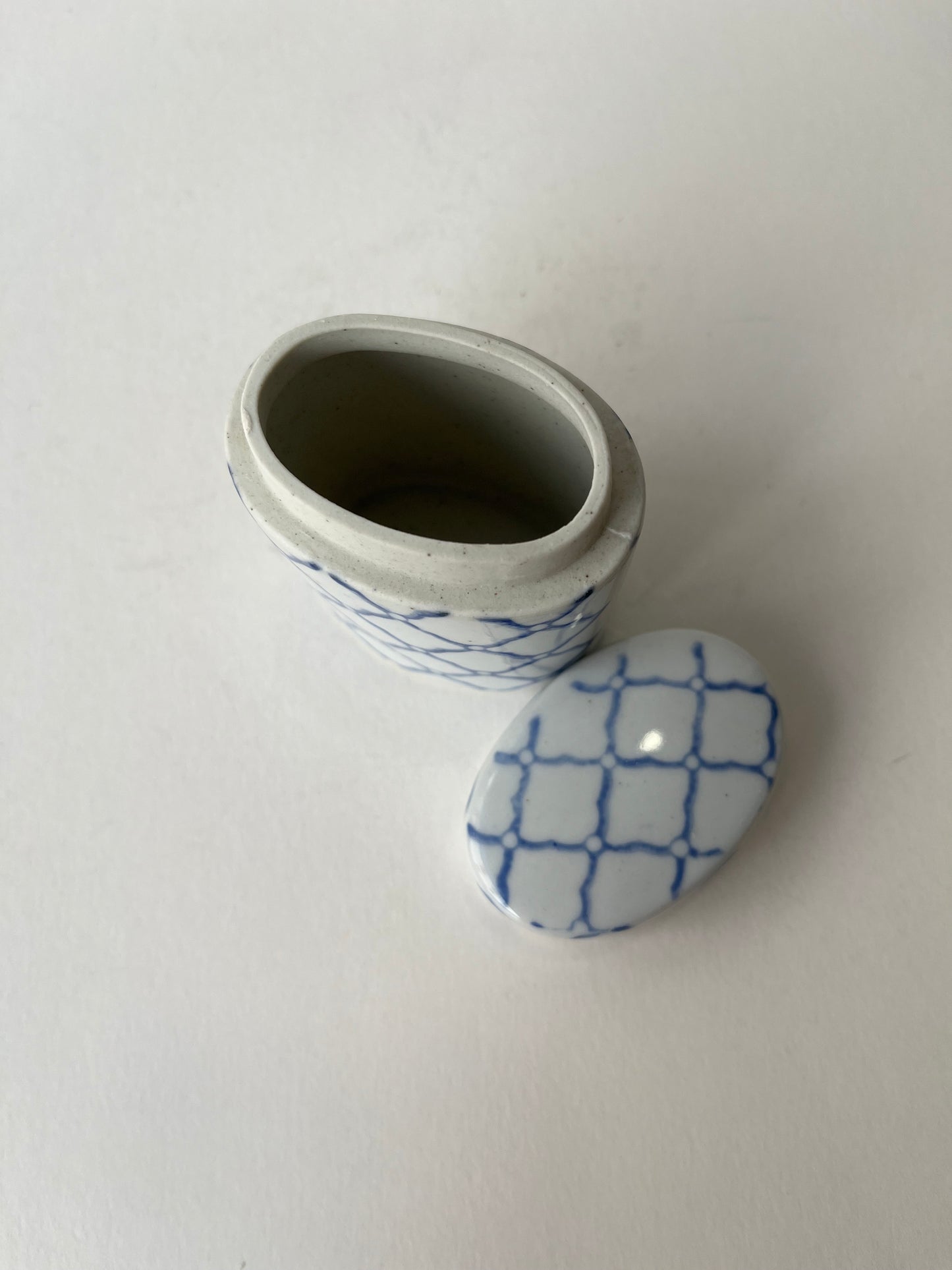 Boîte en porcelaine peinte à la main