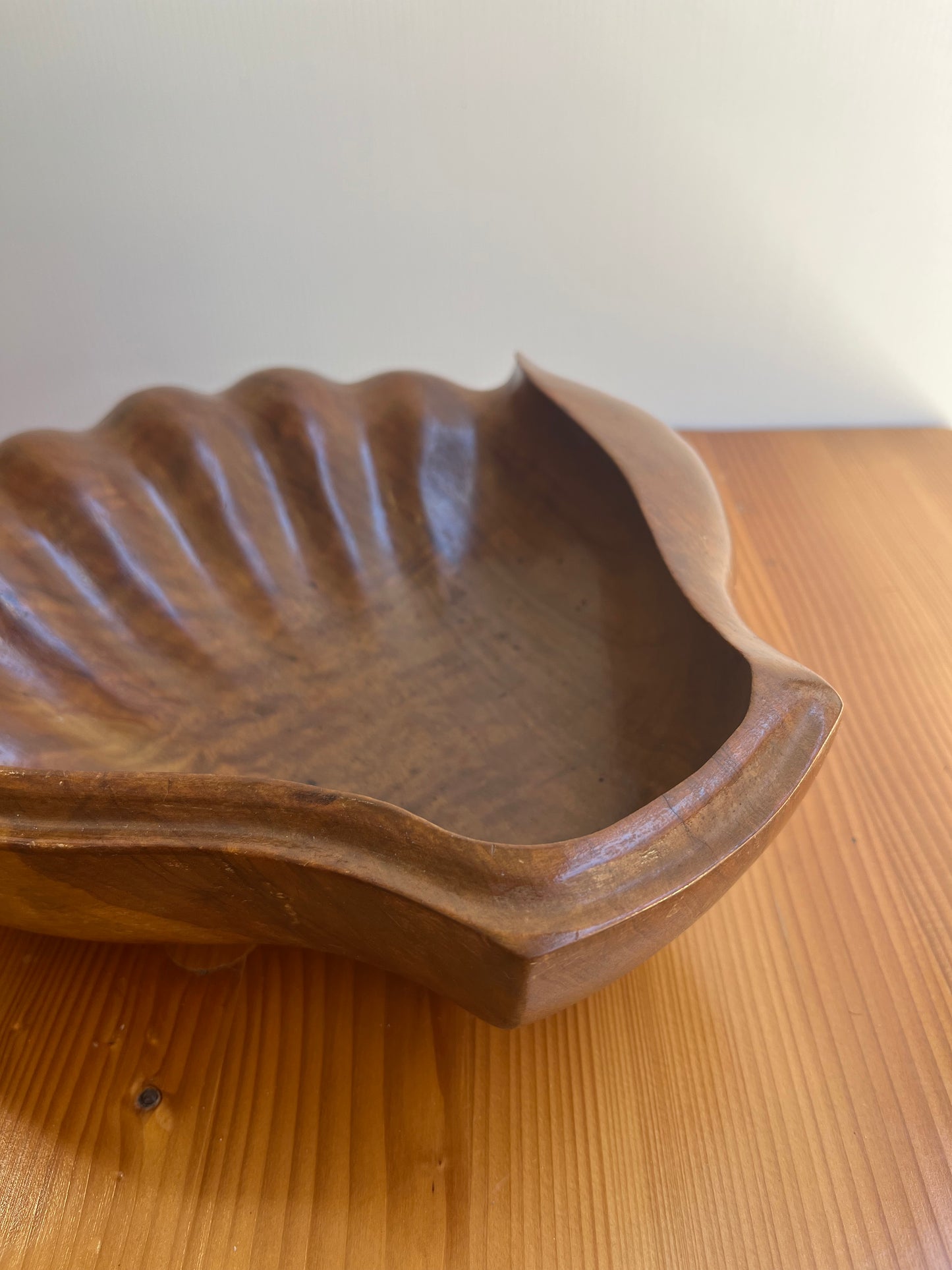 Coupe en bois exotique en forme de coquillage