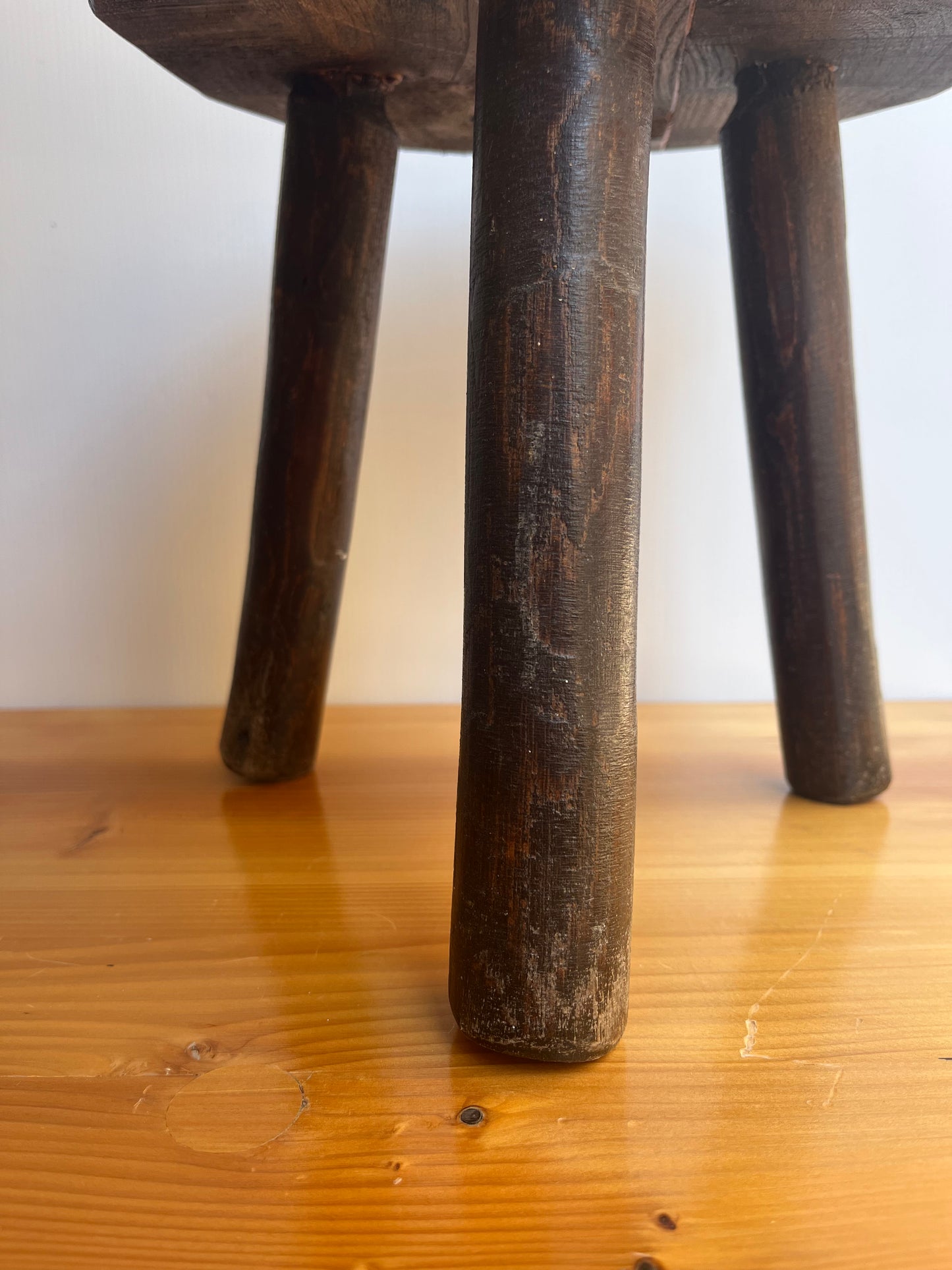 Tabouret tripode ancien artisanal