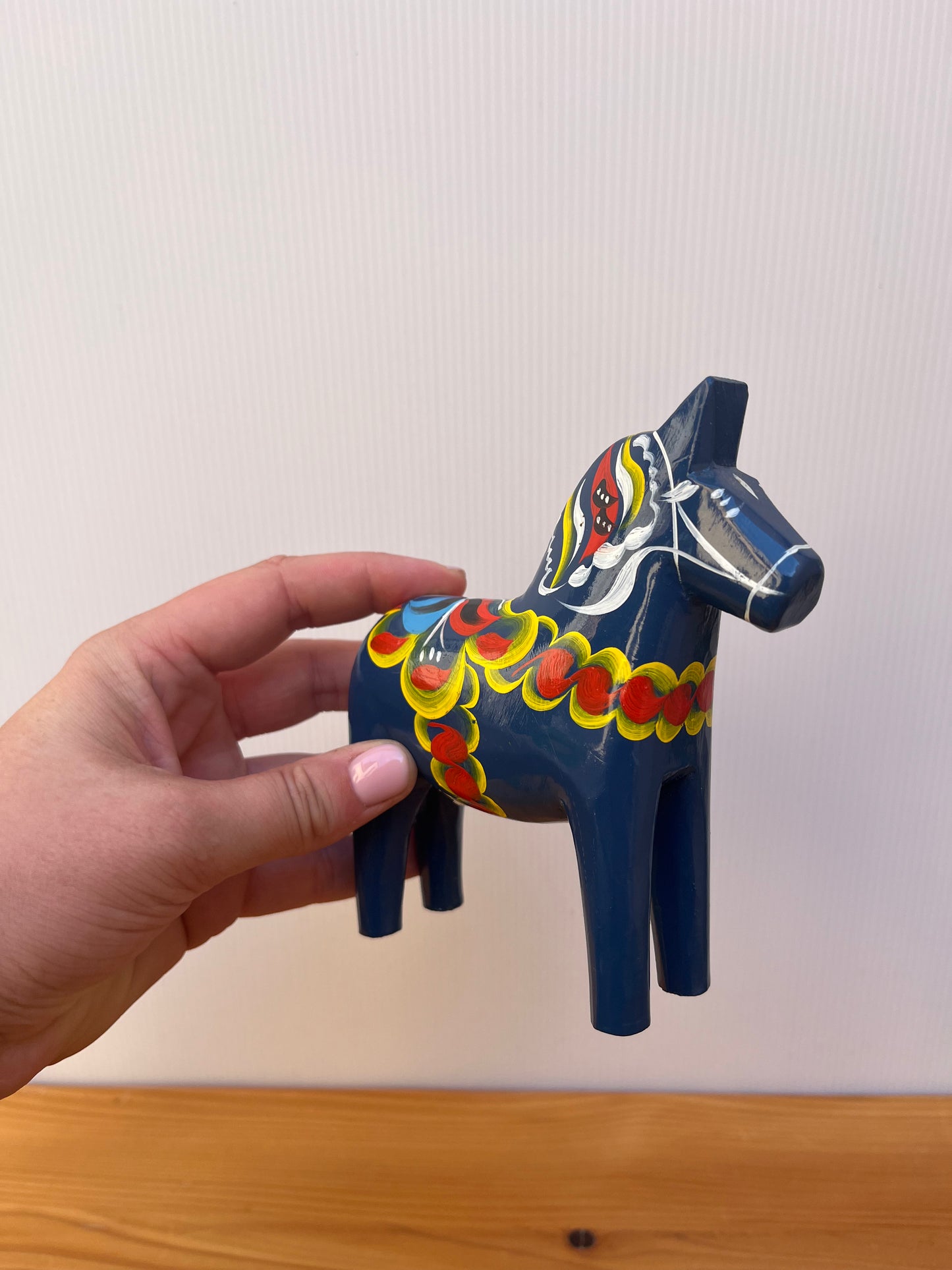 Cheval en bois sculpté suédois
