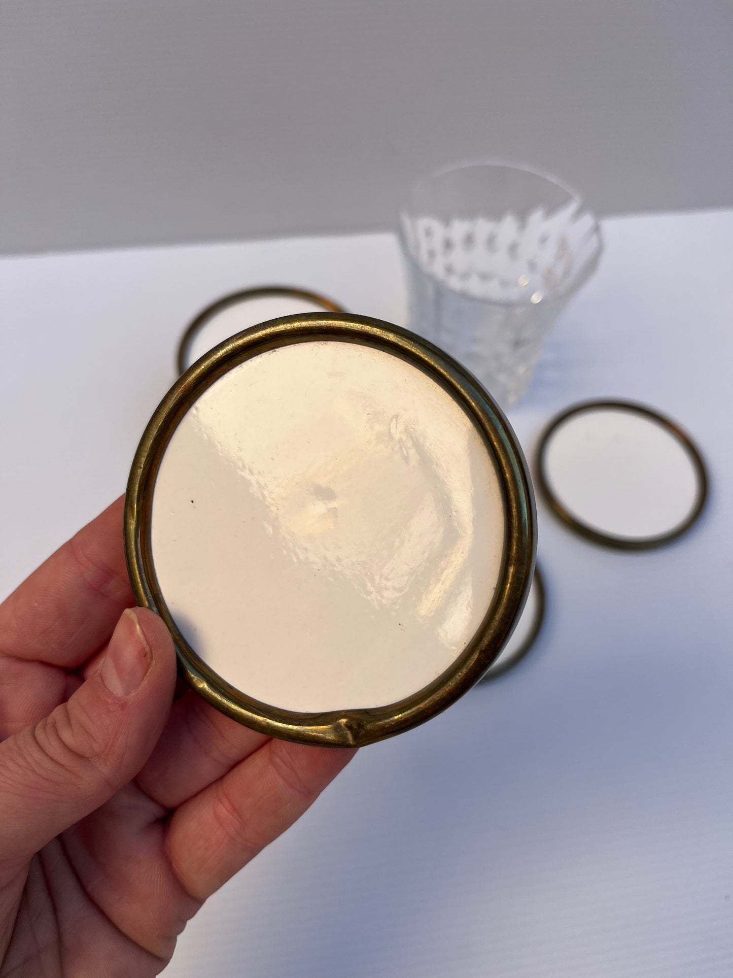 Lot de 10 dessous de verre en laiton et porcelaine