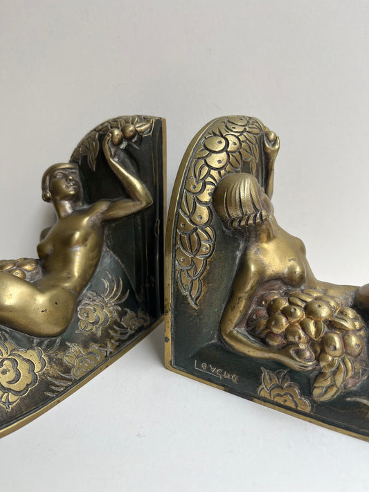 Paire de serre livre en bronze par LOUIS LEYGUE (1905-1992)« jeunes femmes cueillant une pomme »