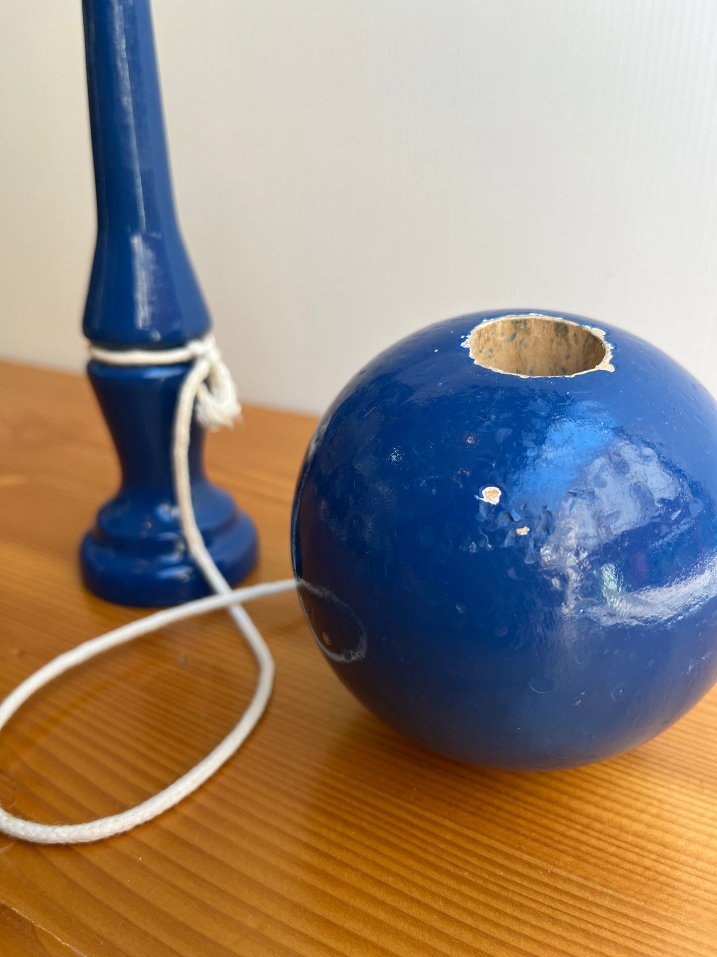 Bilboquet ancien en bois peint bleu