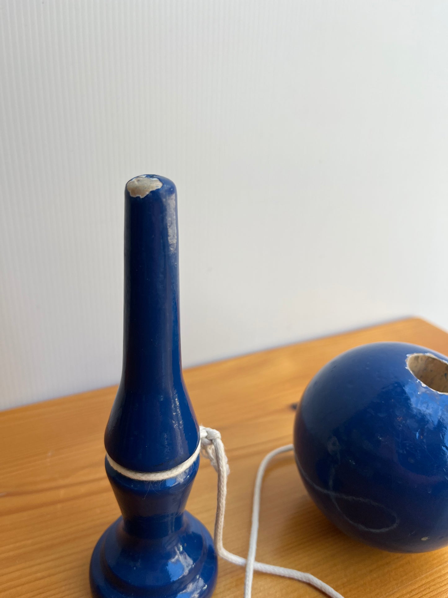 Bilboquet ancien en bois peint bleu