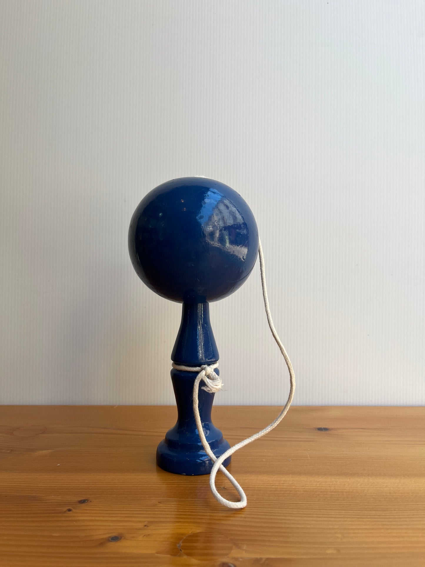 Bilboquet ancien en bois peint bleu