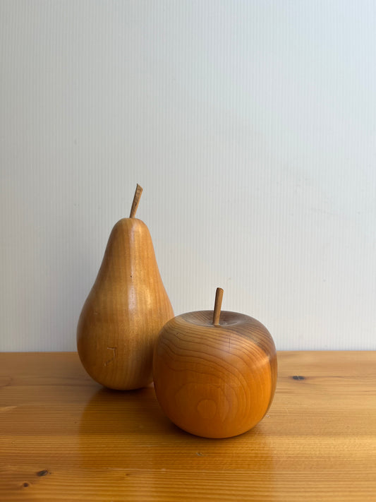 Lot de deux fruits en bois tourné