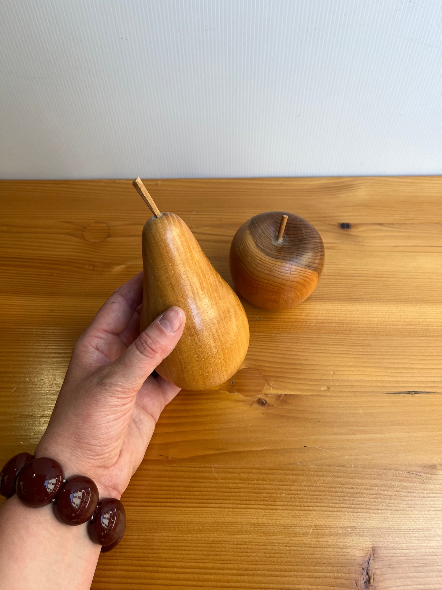 Lot de deux fruits en bois tourné