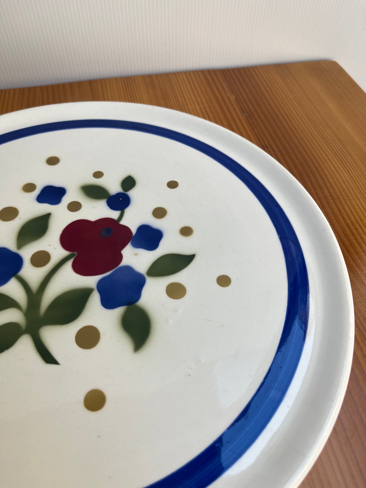 Plat rond à gâteaux en faïence