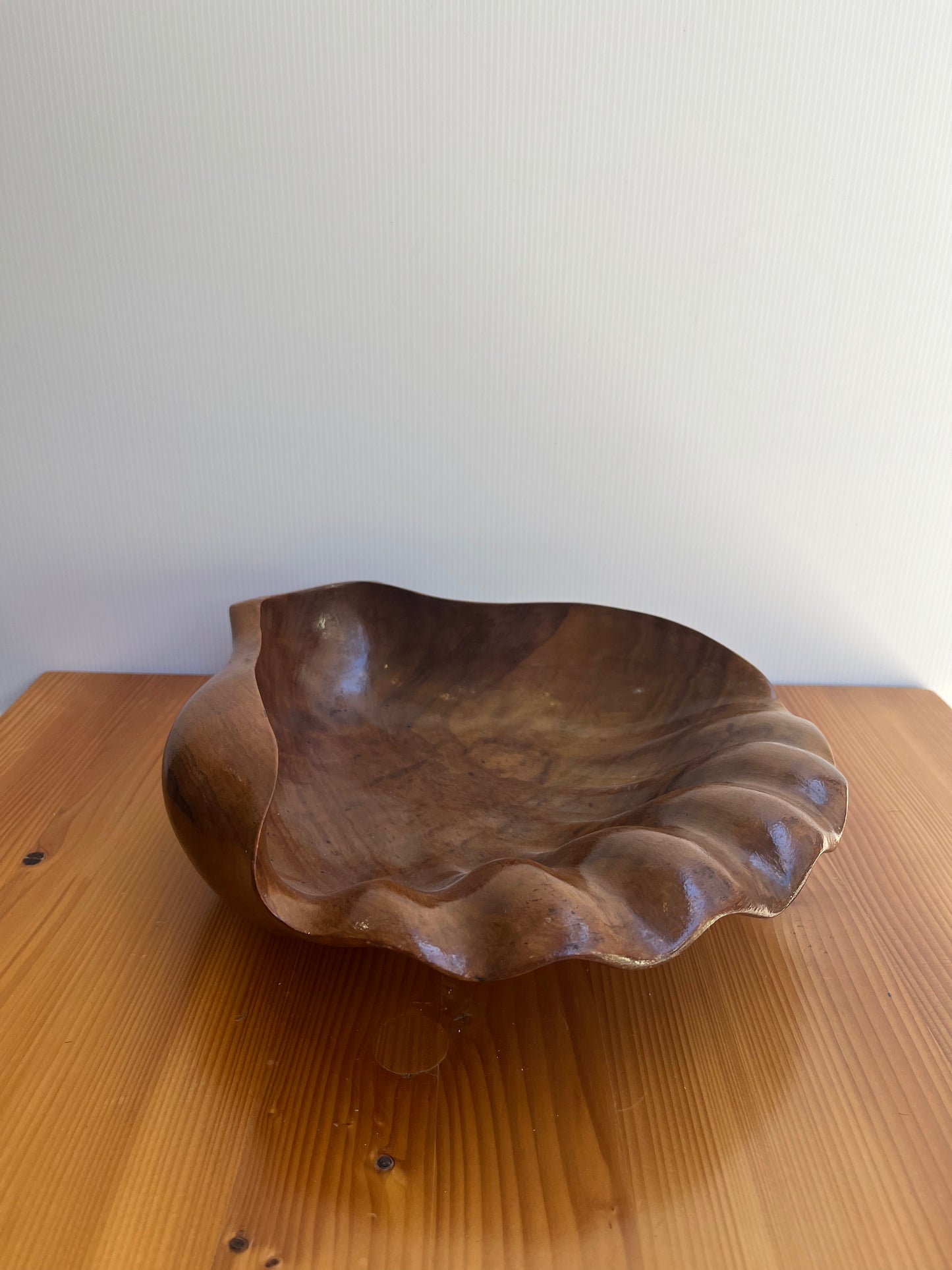 Coupe en bois exotique en forme de coquillage