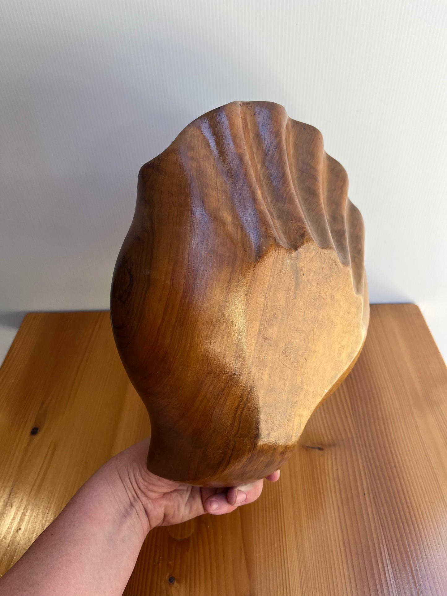 Coupe en bois exotique en forme de coquillage