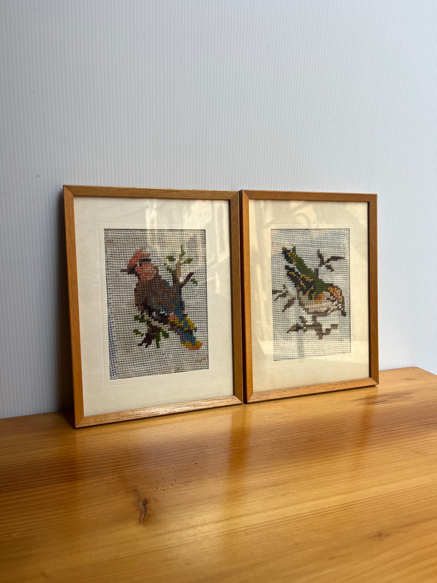 Lot de 2 cadres avec broderies oiseaux