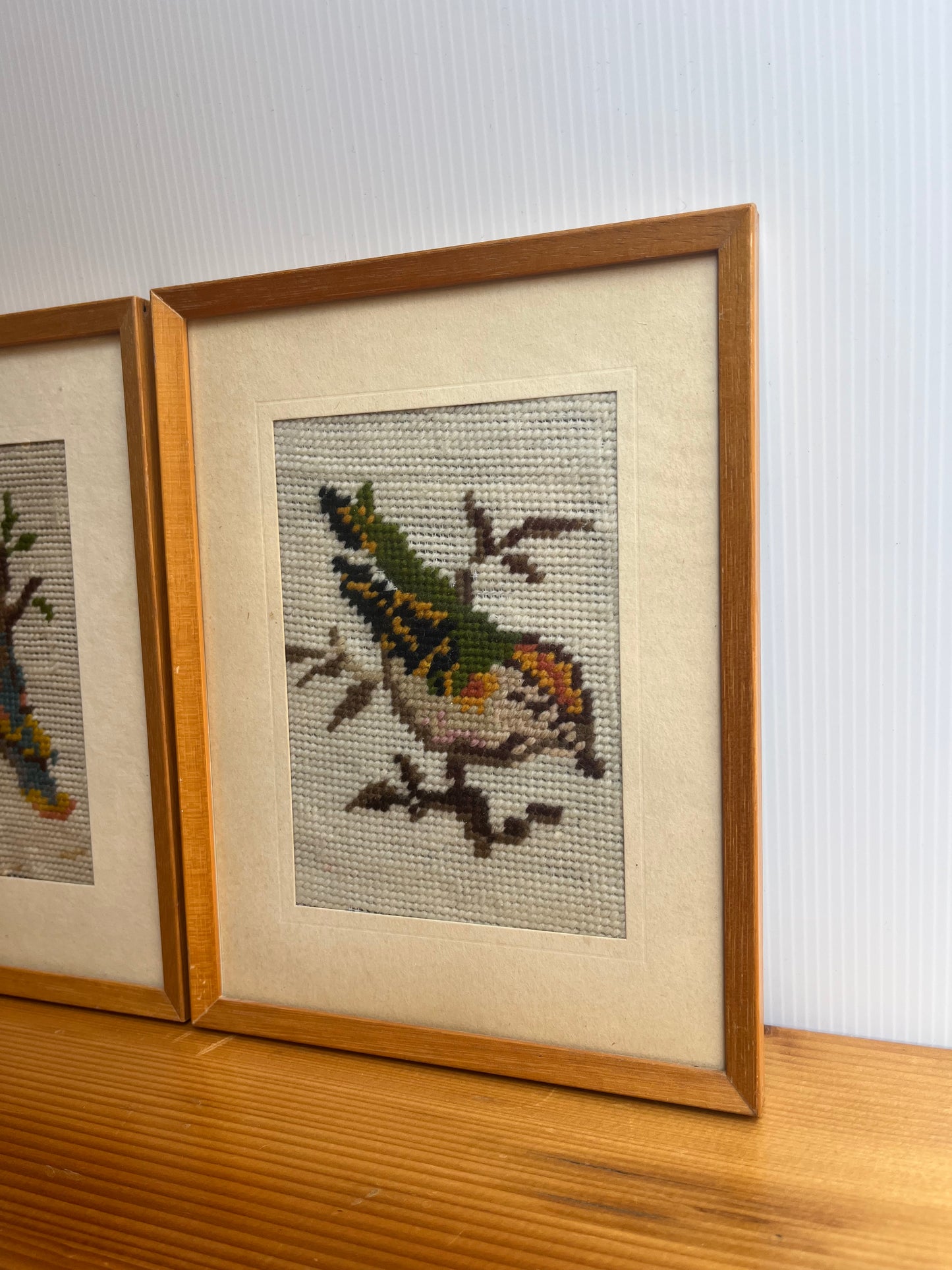 Lot de 2 cadres avec broderies oiseaux