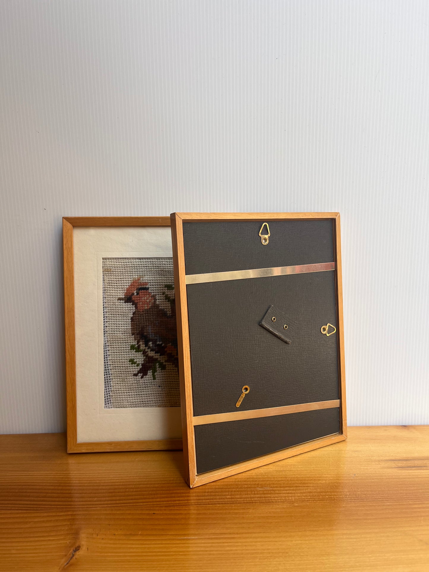 Lot de 2 cadres avec broderies oiseaux