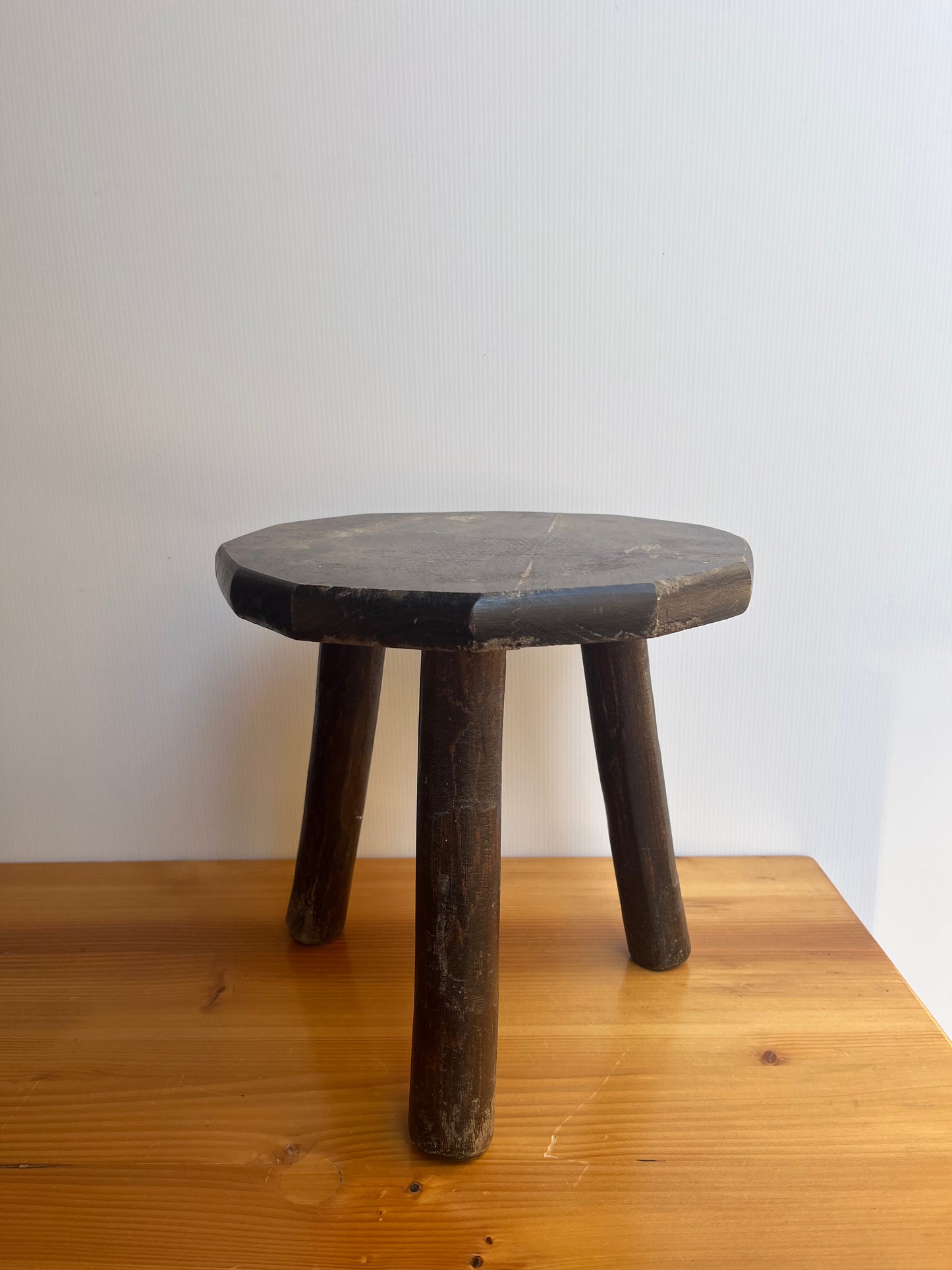 Tabouret tripode ancien artisanal