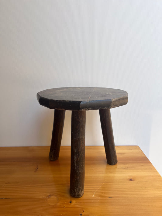 Tabouret tripode ancien artisanal