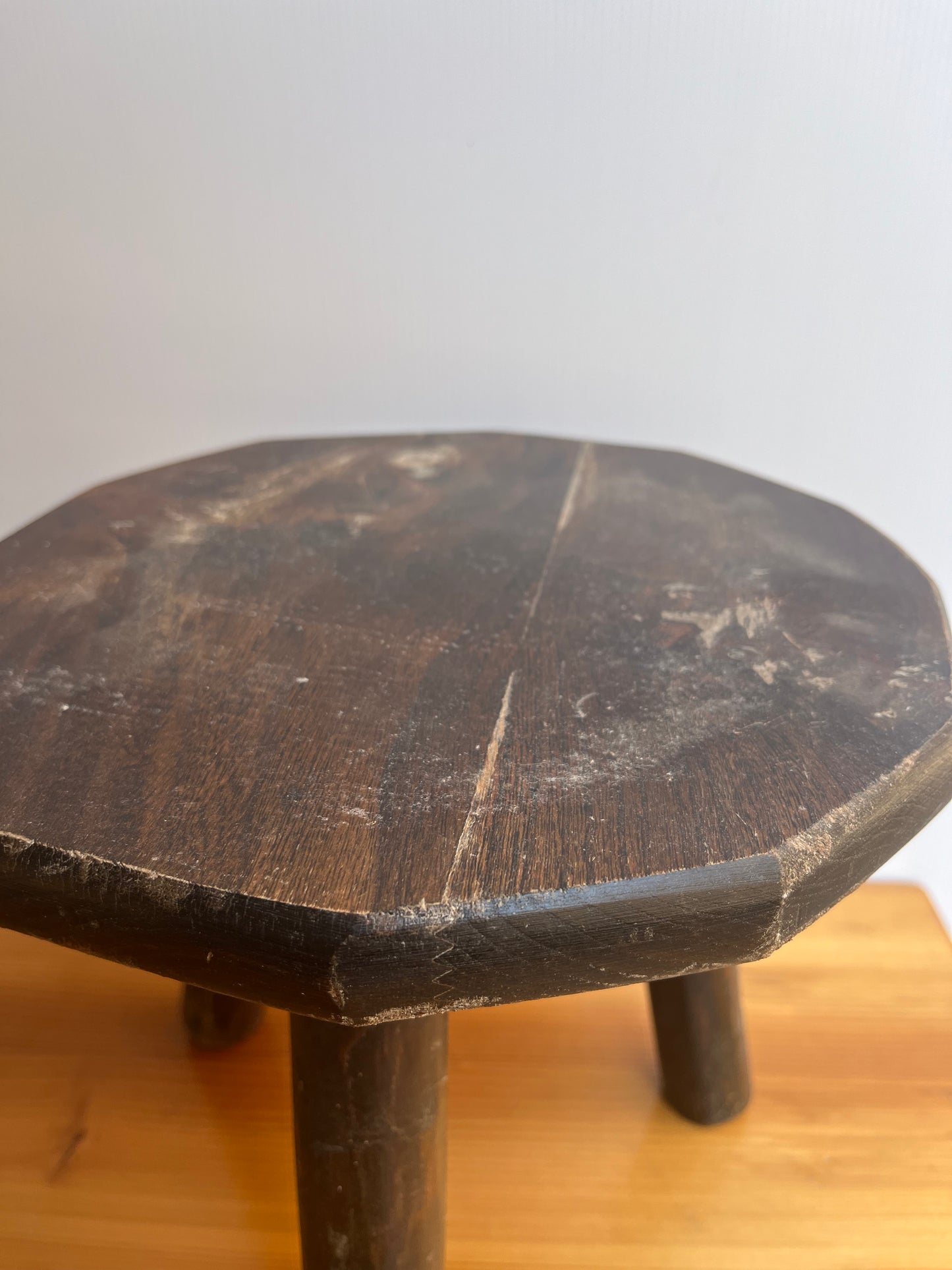 Tabouret tripode ancien artisanal
