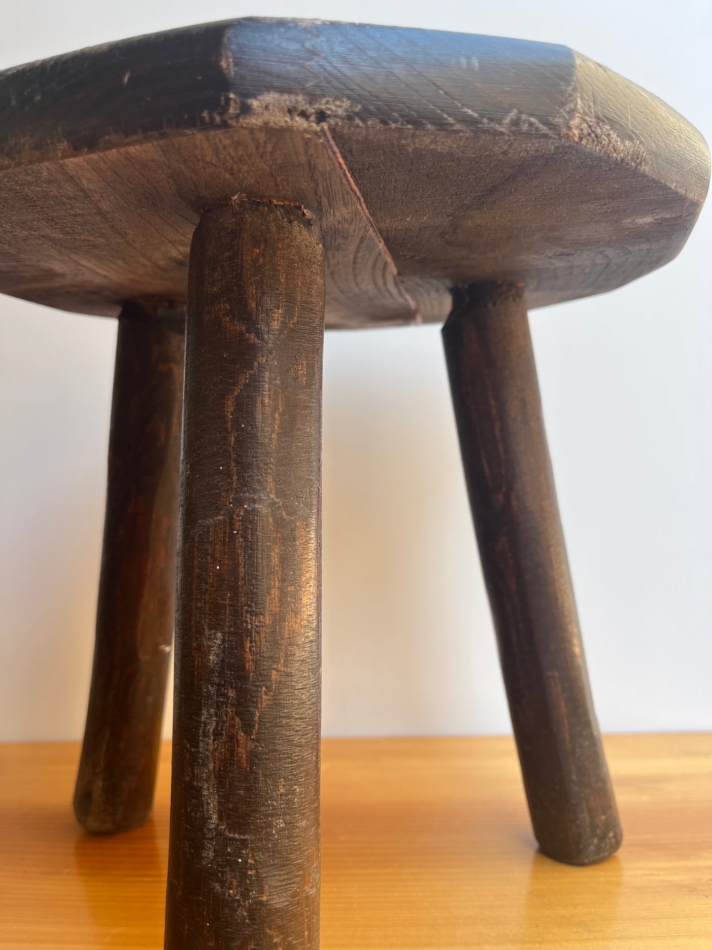 Tabouret tripode ancien artisanal