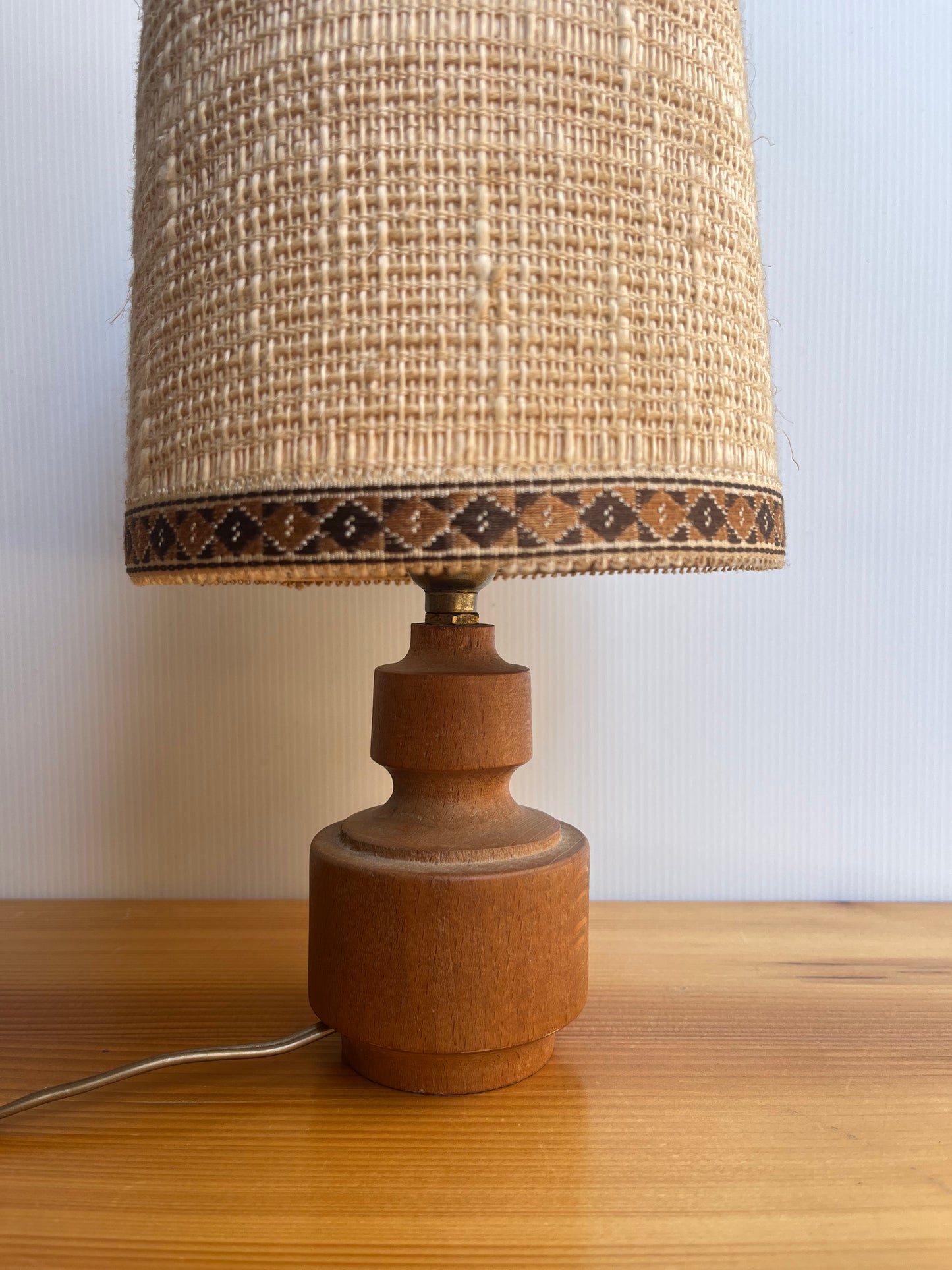Petite lampe à poser en bois tourné