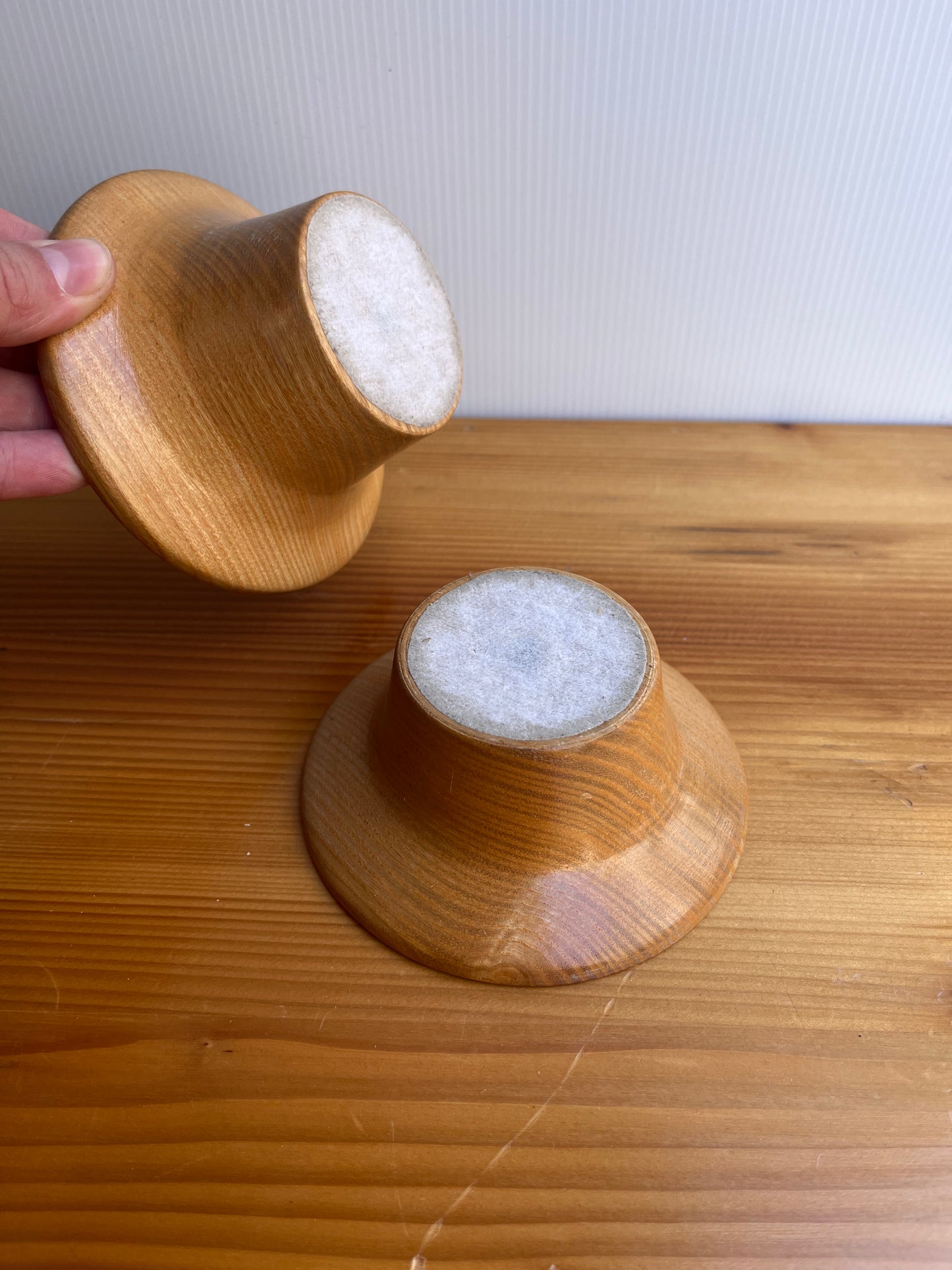 Duo de bougeoirs en bois tourné