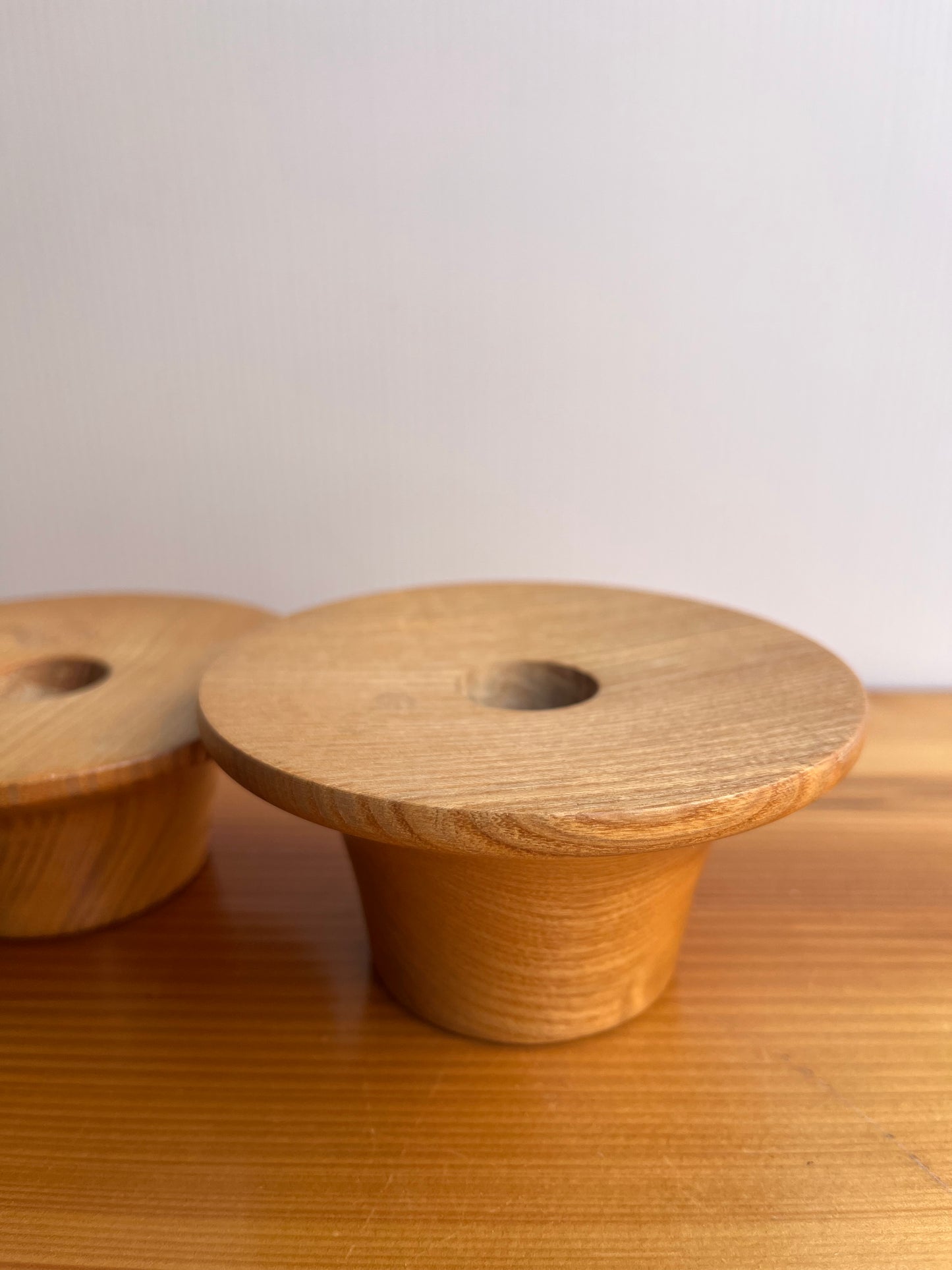 Duo de bougeoirs en bois tourné