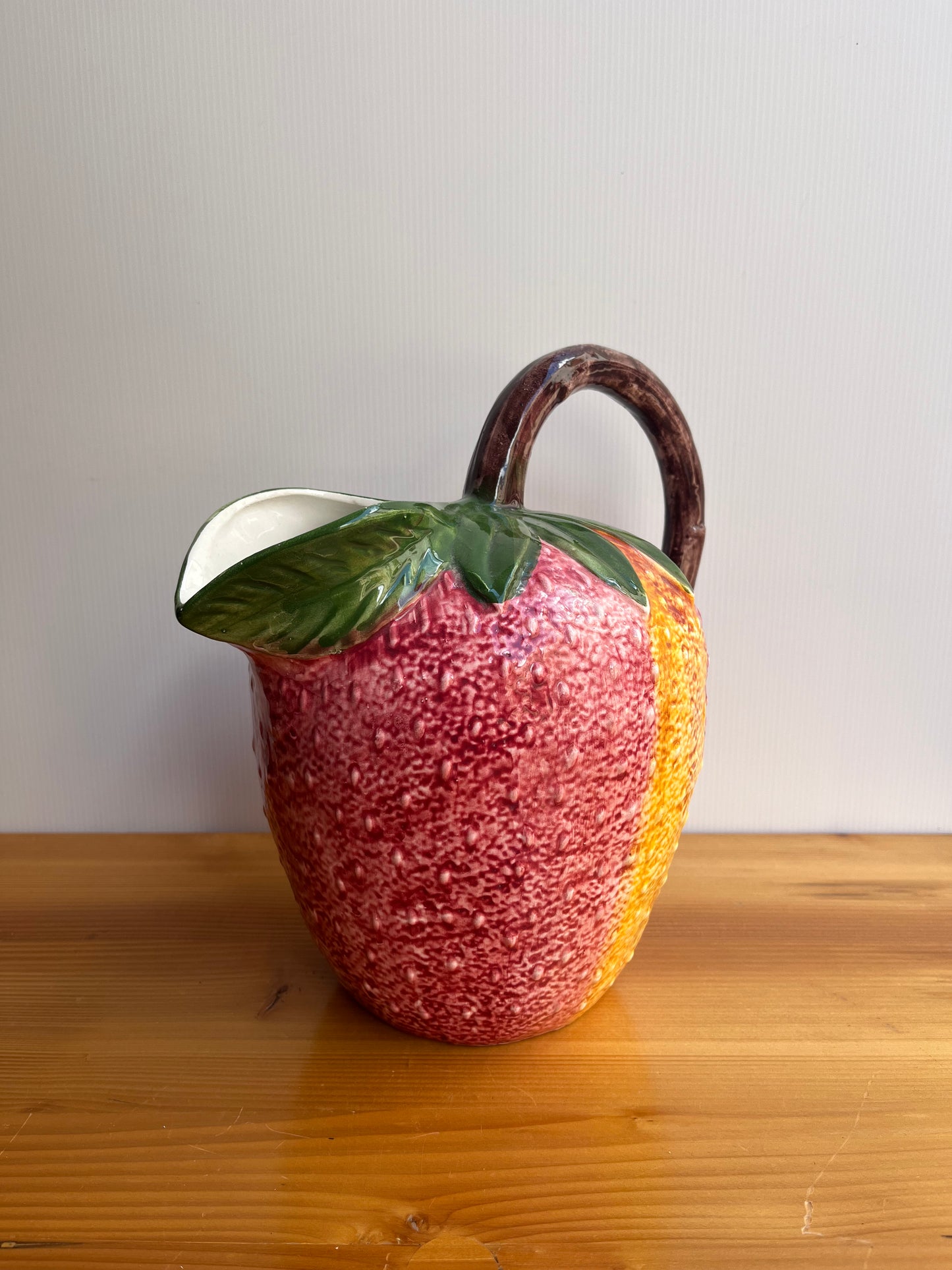 Pichet fraise en barbotine récente