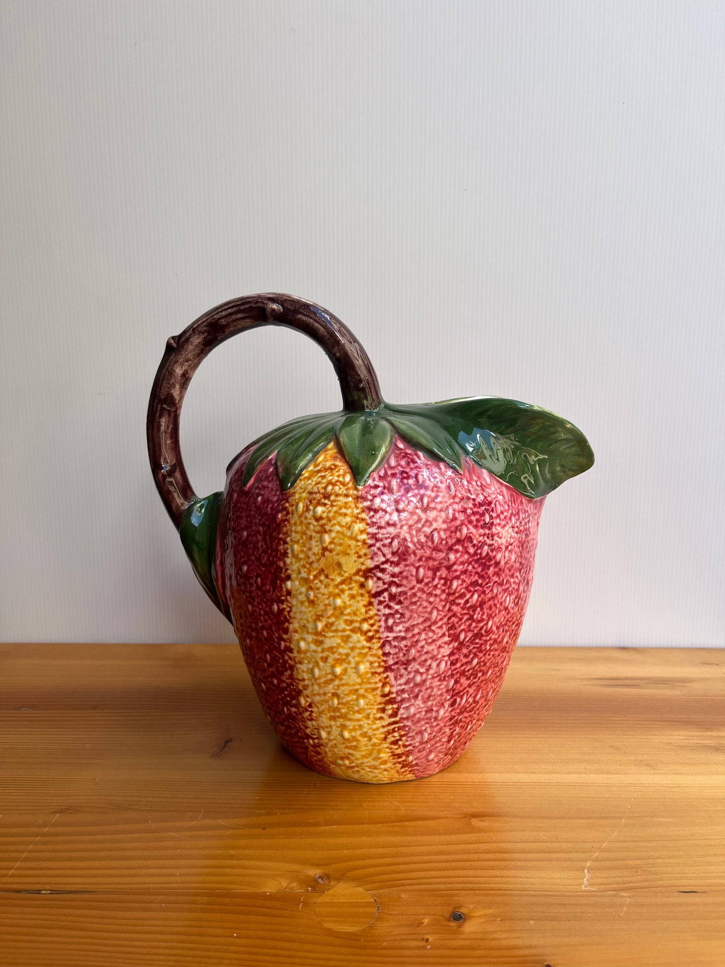 Pichet fraise en barbotine récente