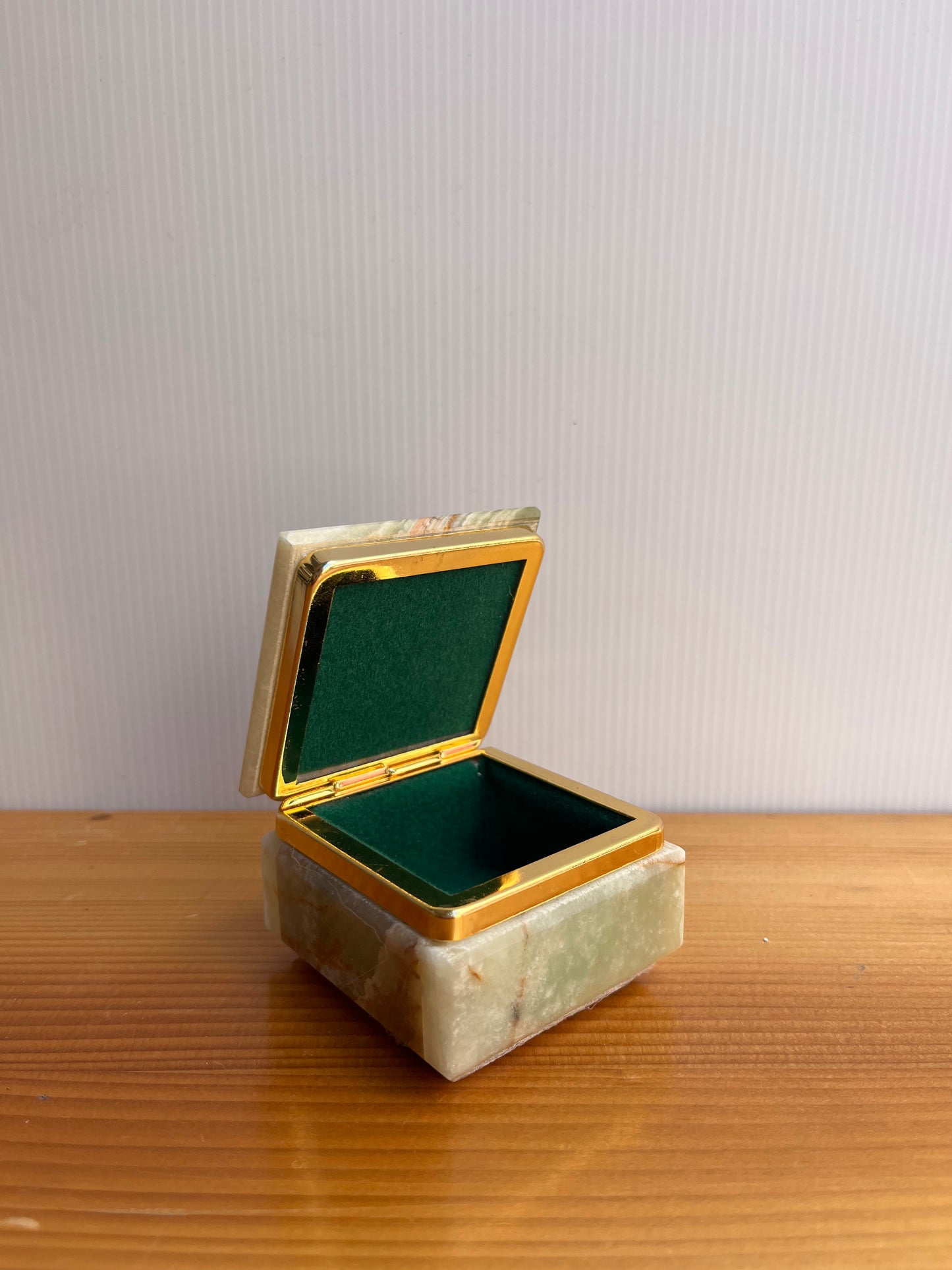 Petite boîte à bijoux en onyx vintage