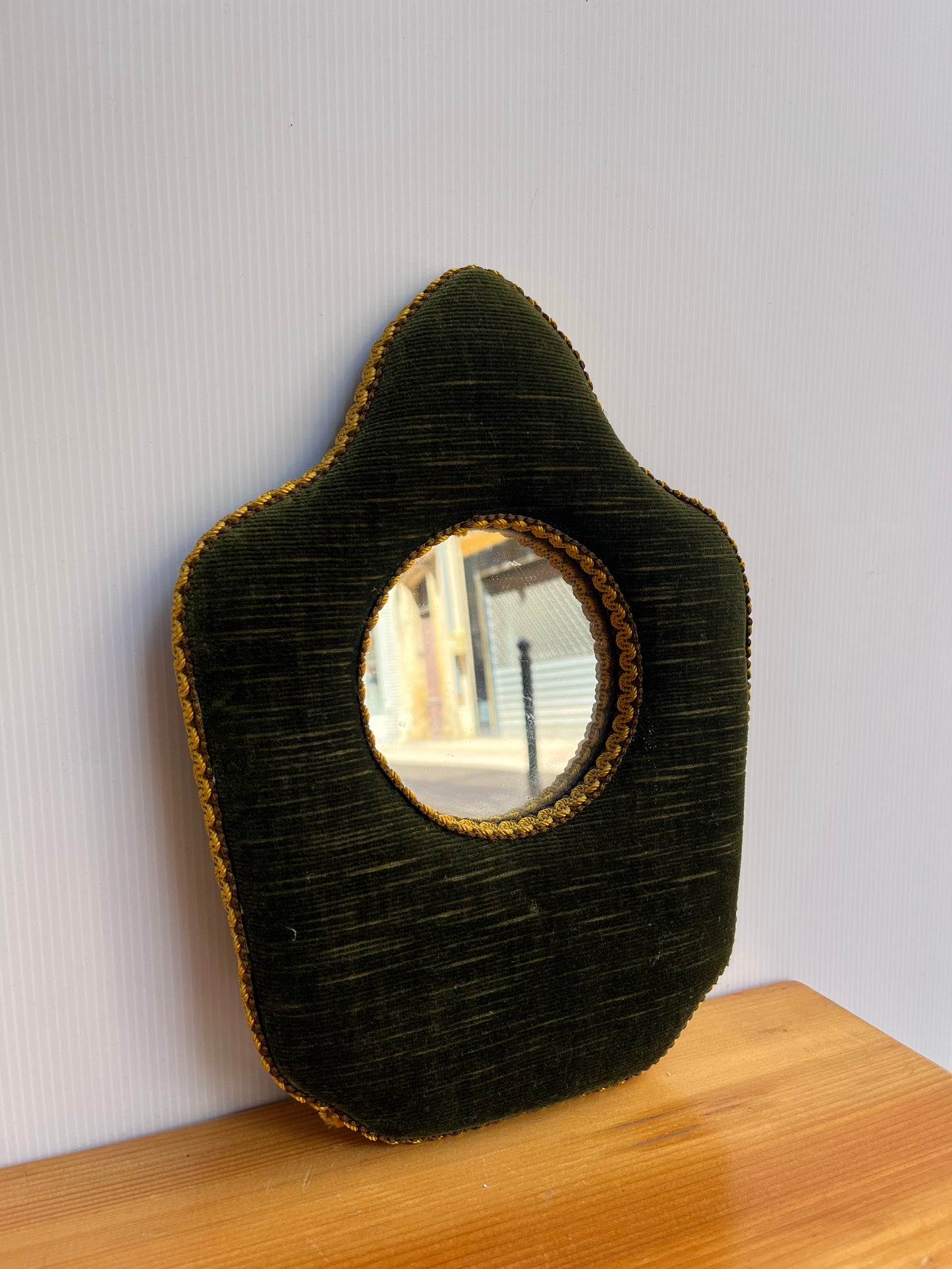 Petit miroir en velours et gallon moutarde