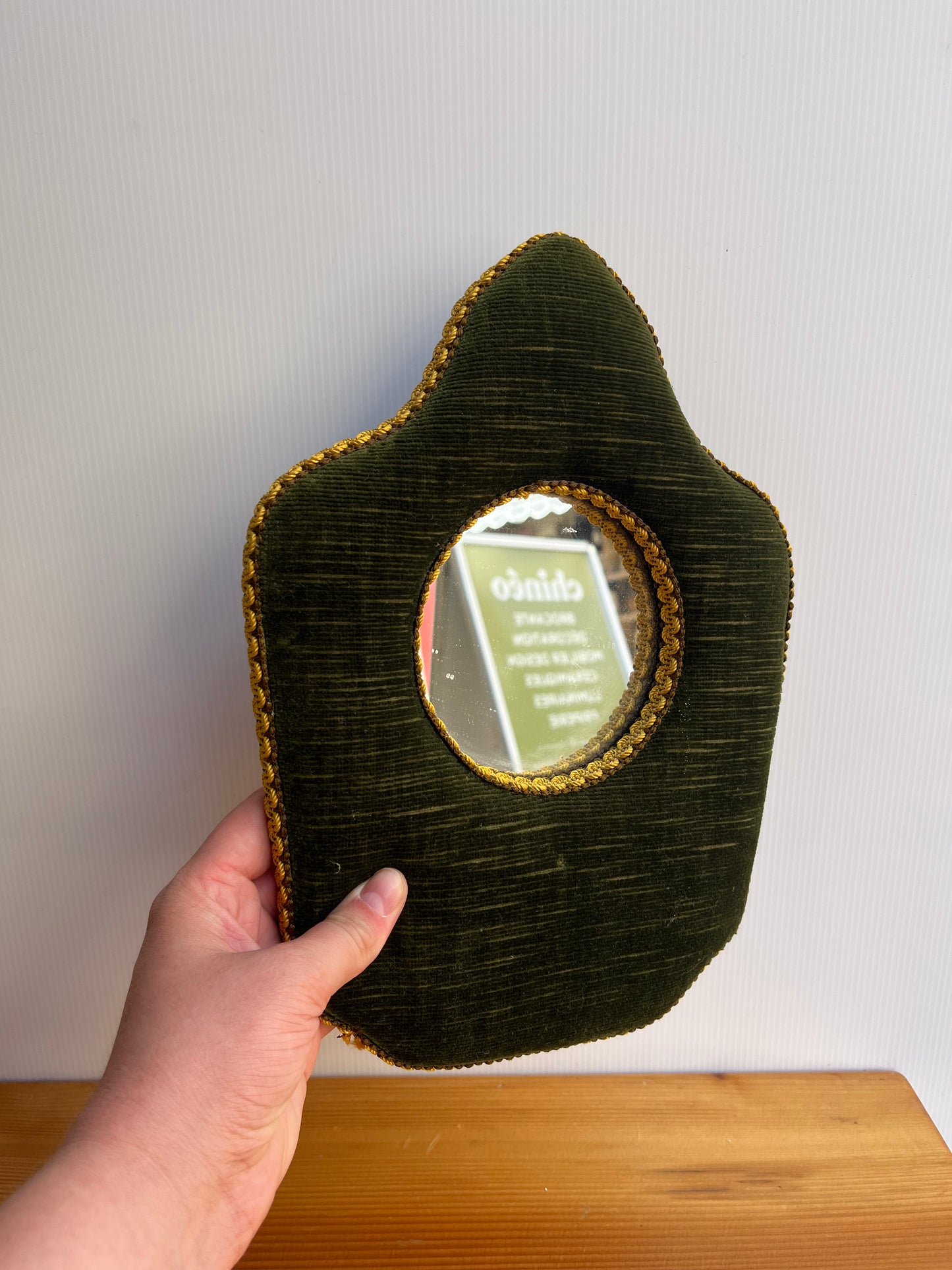 Petit miroir en velours et gallon moutarde