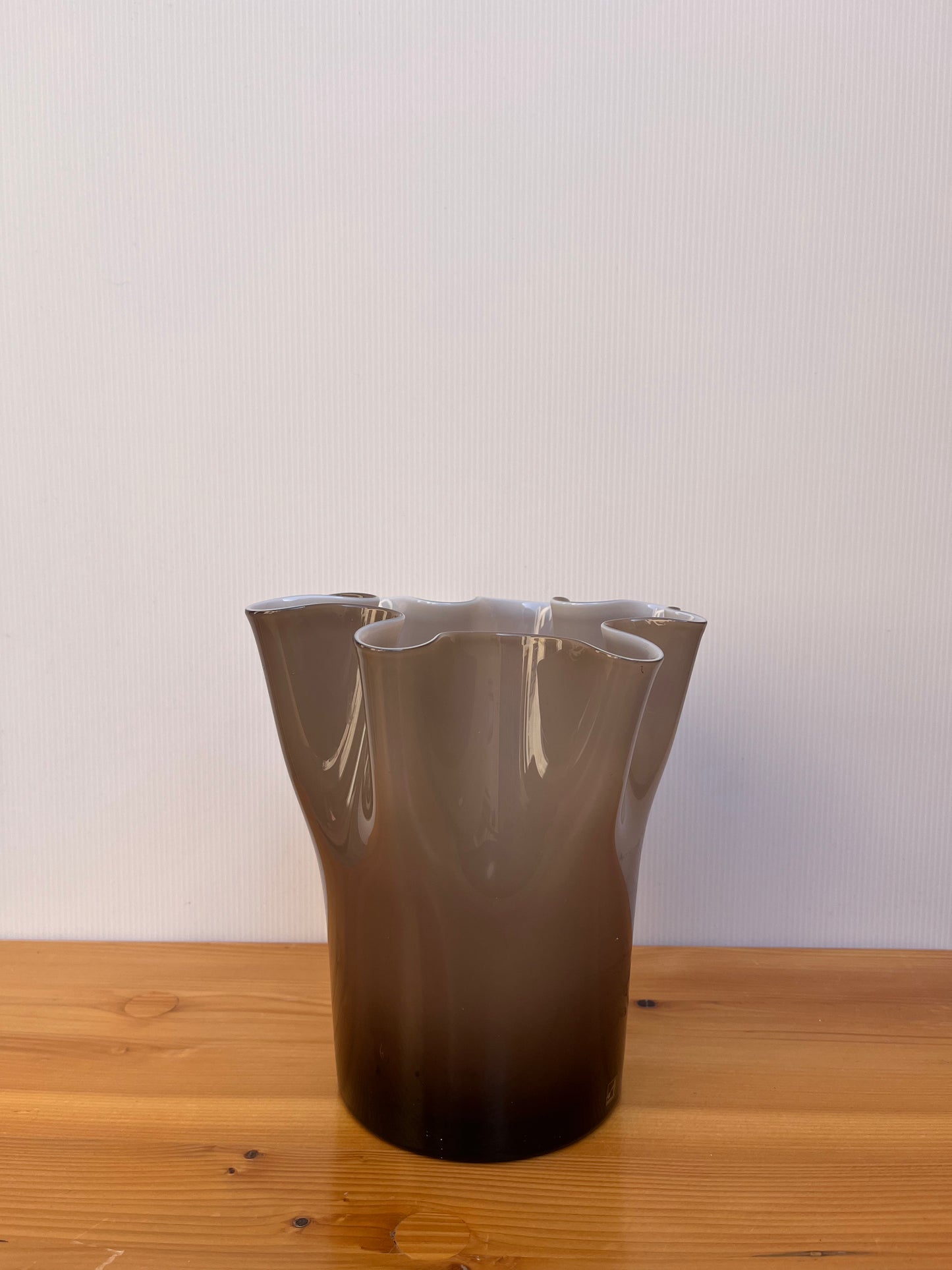Vase col dentelé en verre soufflé