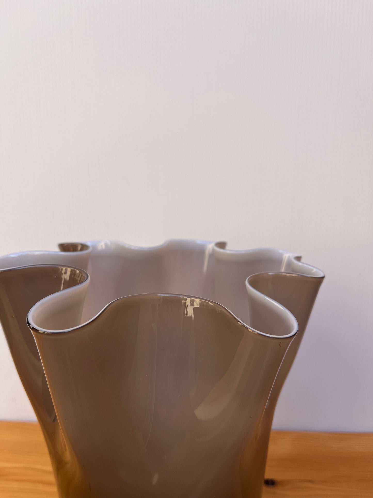 Vase col dentelé en verre soufflé
