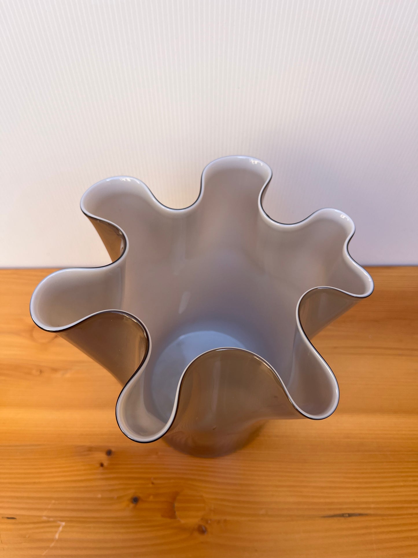 Vase col dentelé en verre soufflé