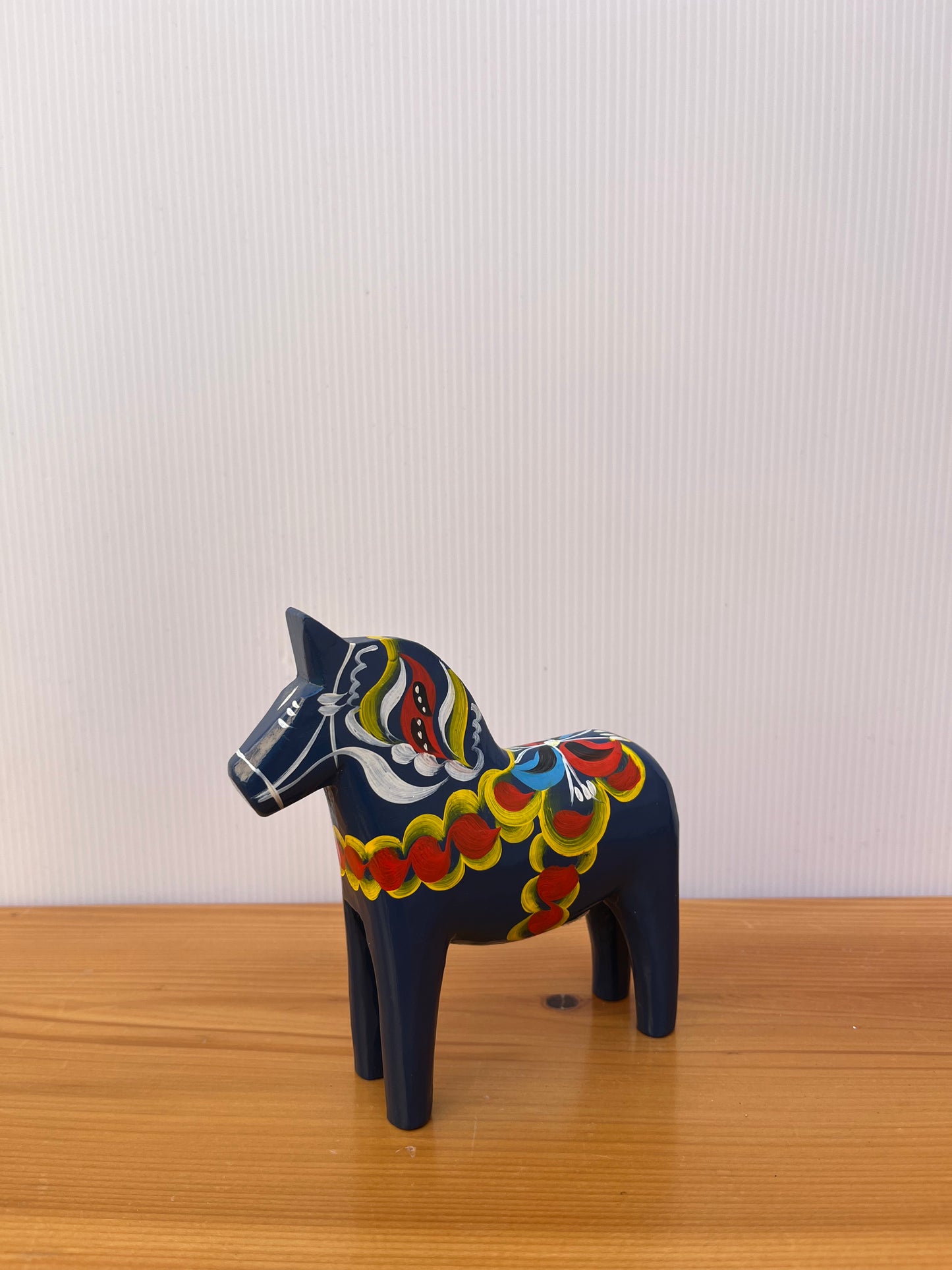 Cheval en bois sculpté suédois